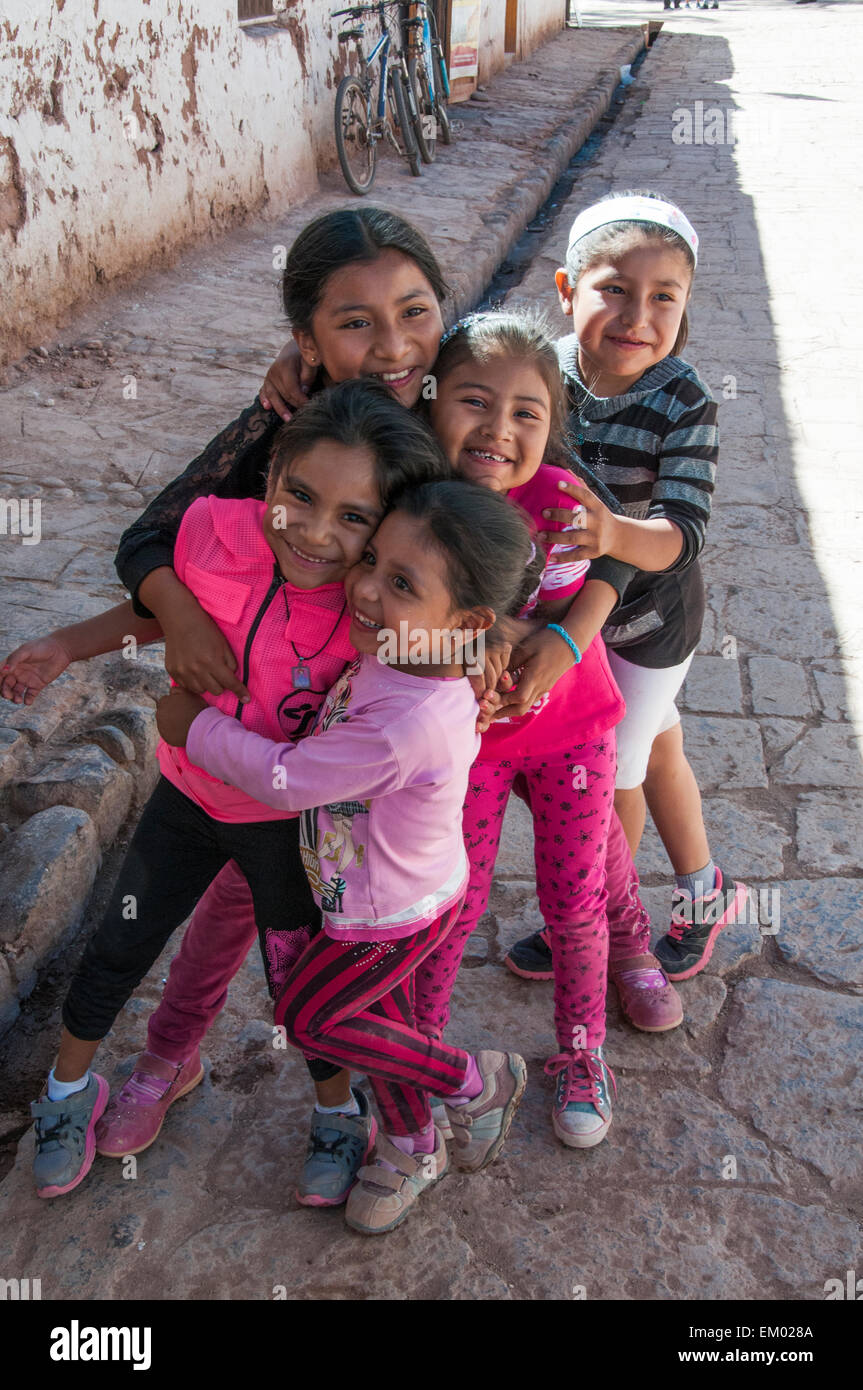 Enfants jouant à San Pedro de Atacama, dans le nord du Chili Banque D'Images