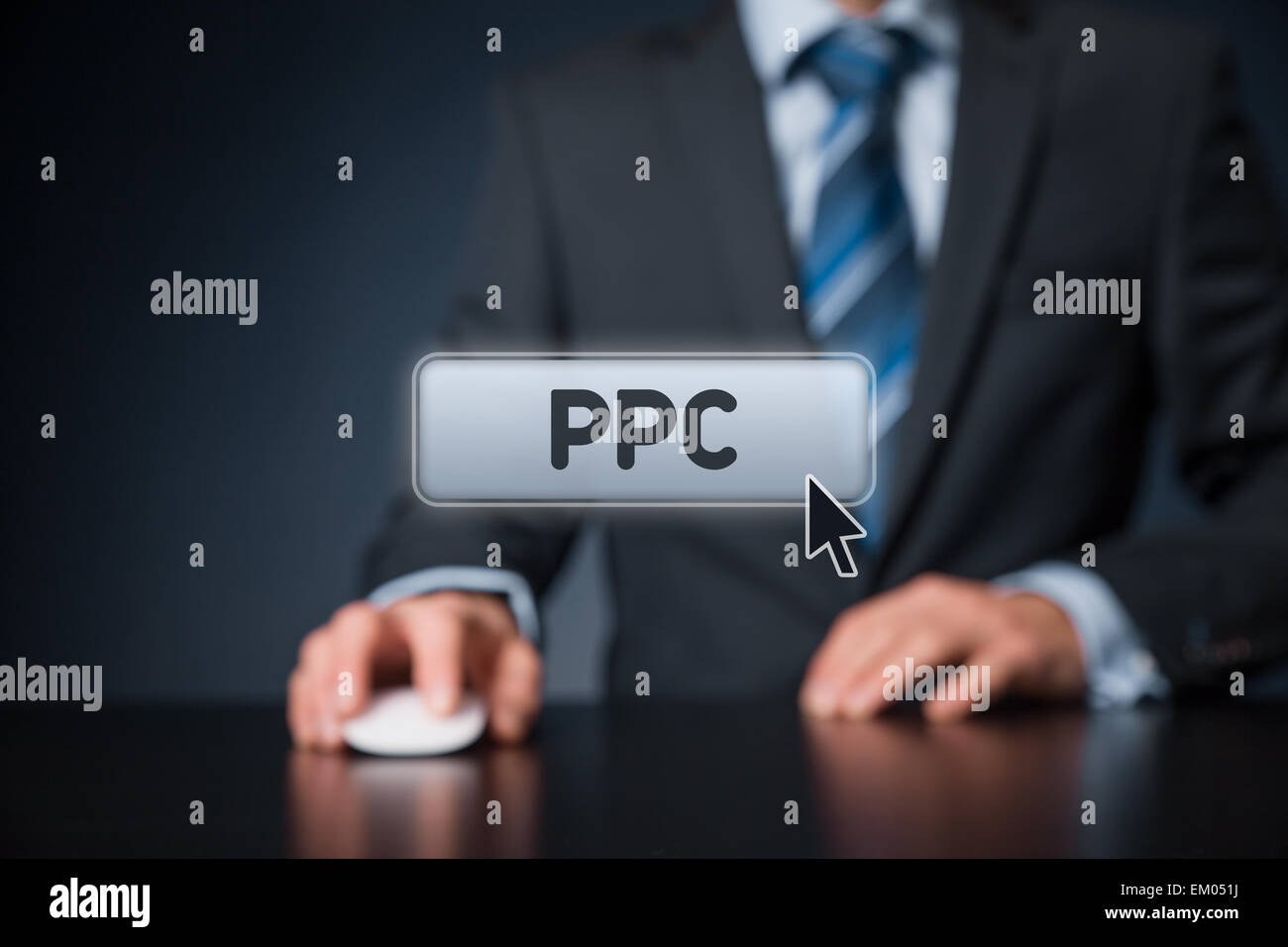 PPC (salaire par Clic, coût par clic) concept de méthode - l'homme avec la souris de l'ordinateur virtuel et le bouton PPC. Modèle de publicité sur Internet, Banque D'Images