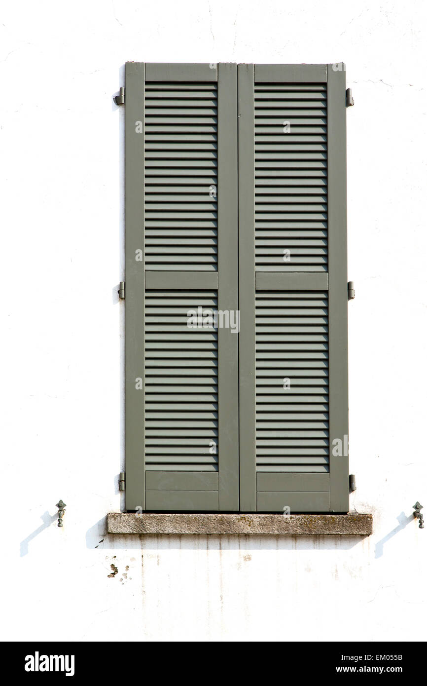 L'Europe de l'obturateur dans la Lombardie Italie milano vieille fenêtre fermée résumé en brique Banque D'Images