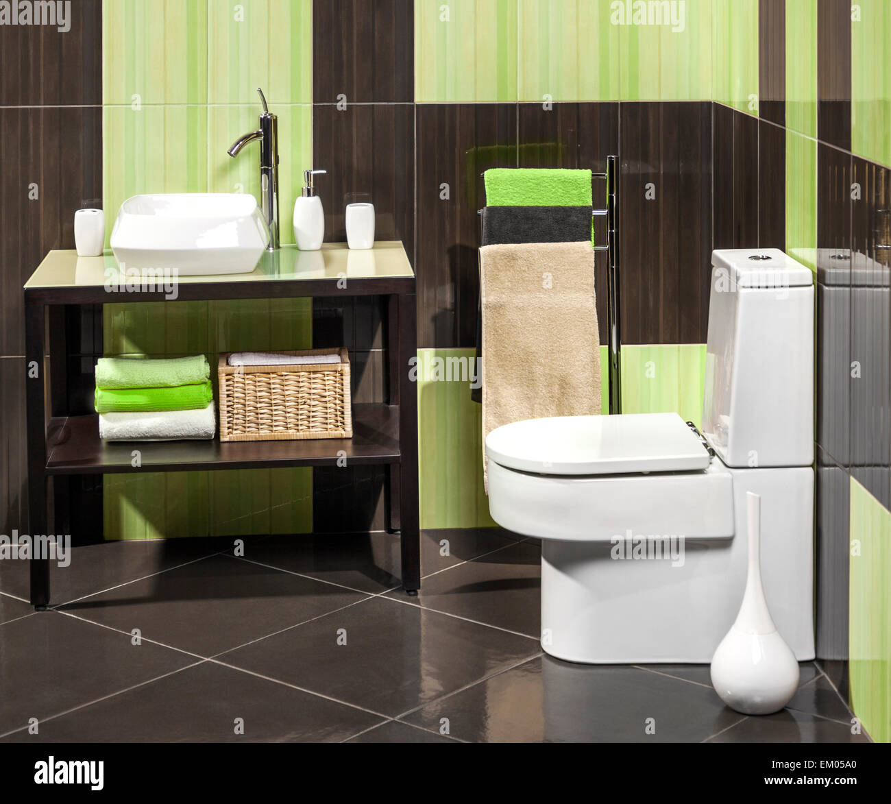 Détail d'une salle de bains moderne avec lavabo et toilettes Banque D'Images