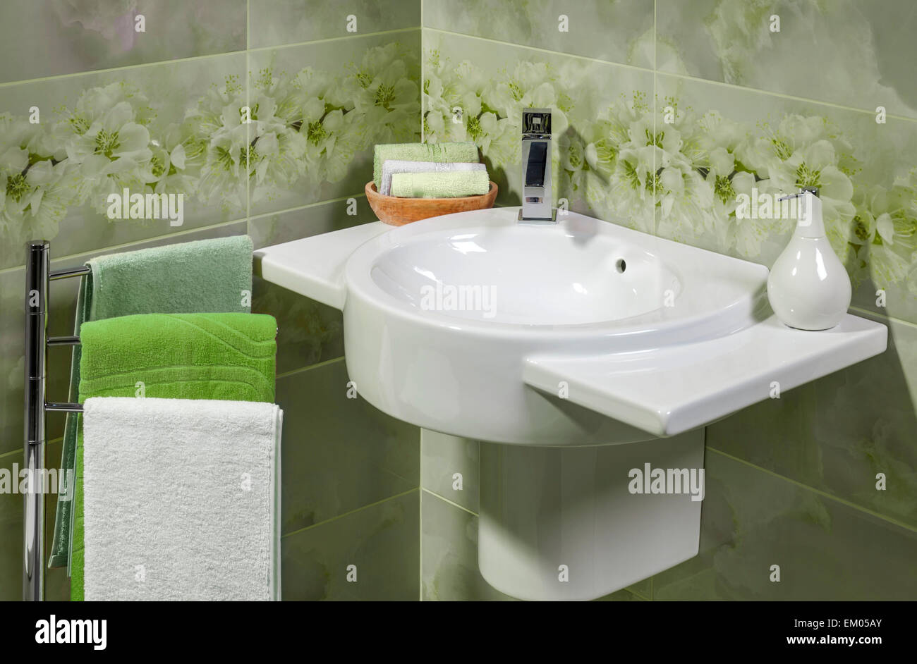 Détail d'une salle de bains moderne avec lavabo, serviettes et accessoires pour savon Banque D'Images