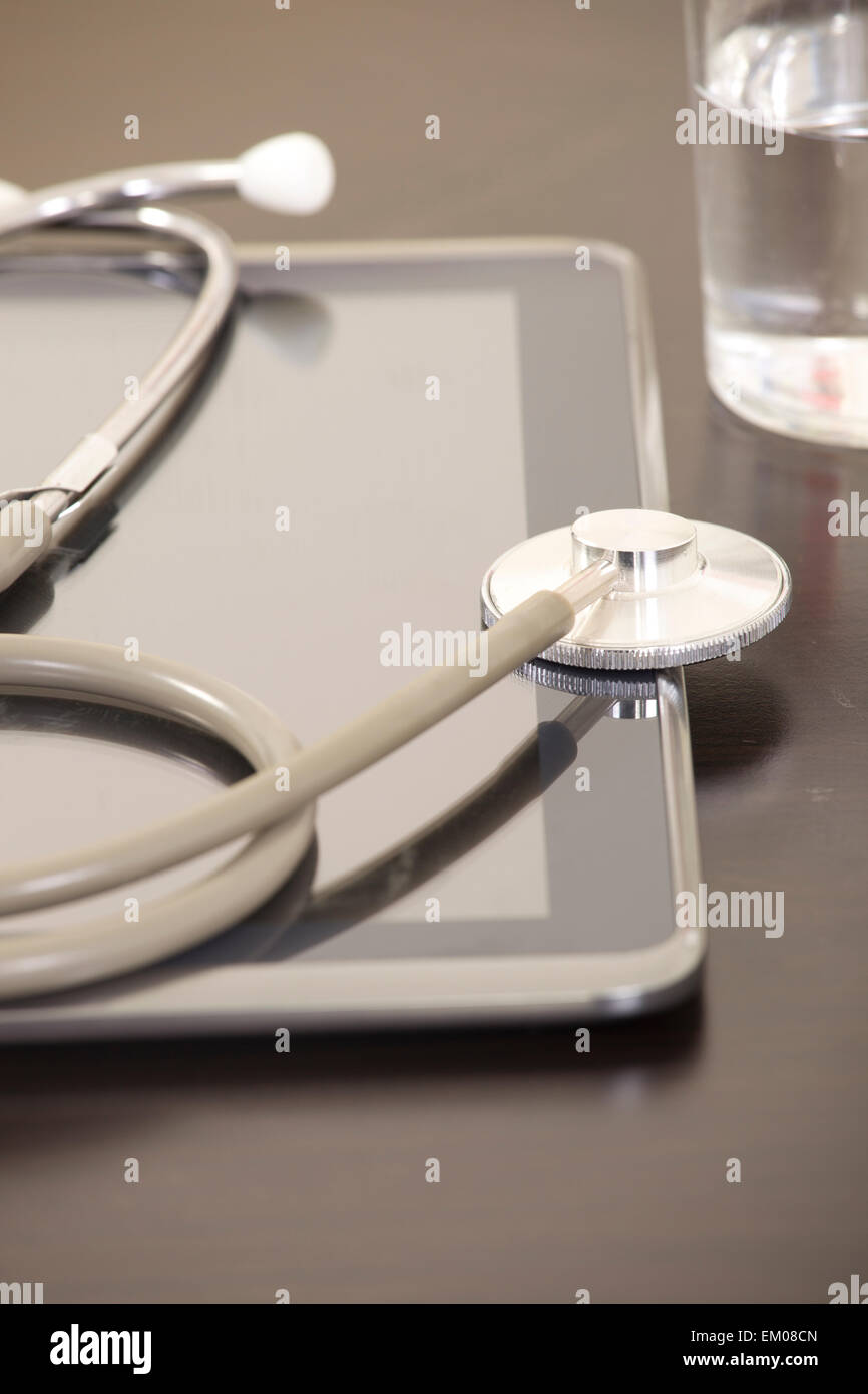 Lieu de travail médecin with digital tablet and stethoscope Banque D'Images