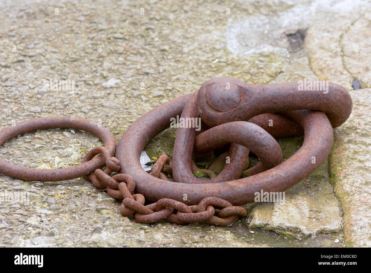 Anneaux d'amarrage bateau chalutier sur mur du port de Looe, Cornwall, Angleterre Banque D'Images