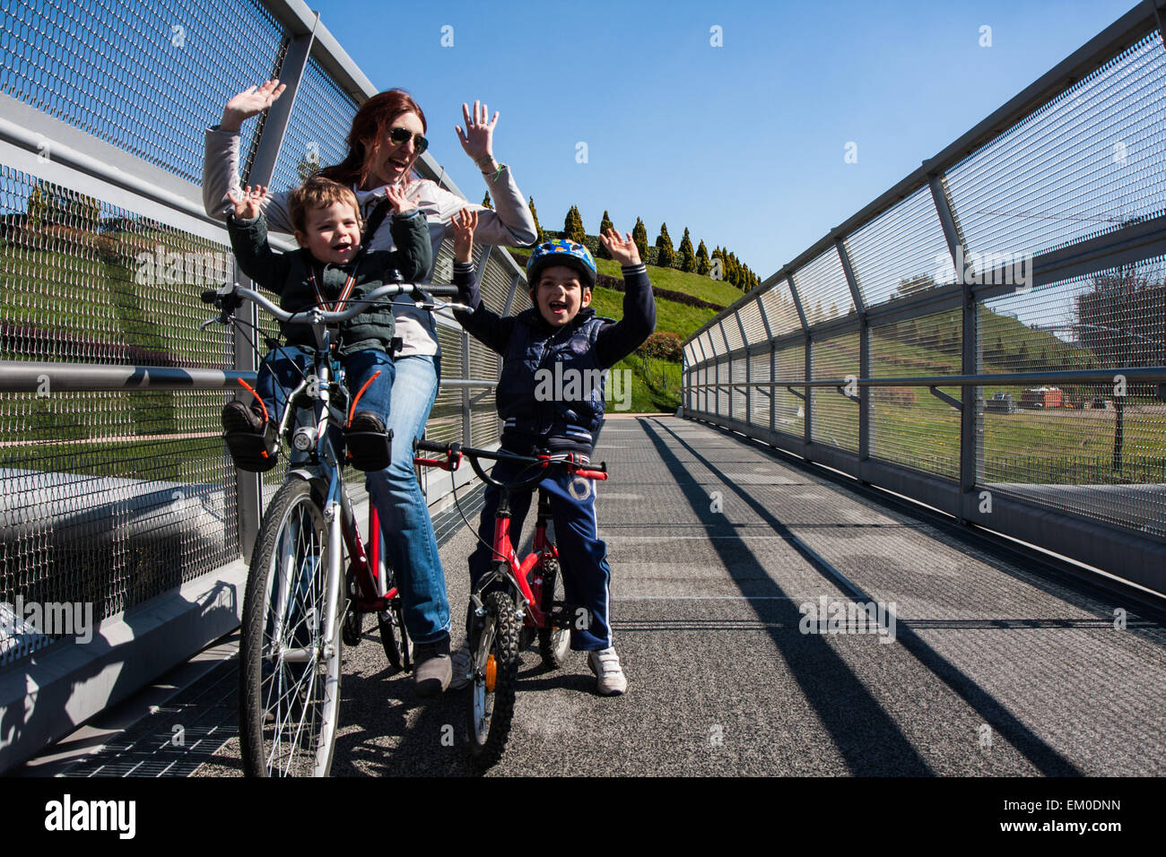 Cycle de l'acier moderne pont qui relie le parc de la ville Banque D'Images