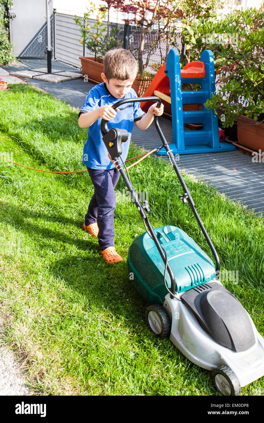 Lawn mower child Banque de photographies et d'images à haute résolution -  Alamy