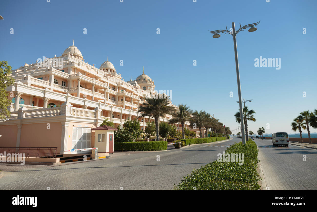 Dubaï, Émirats arabes unis - 7 novembre : Kempinski Hotel and Residences Palm Jumeirah. L'hôtel est situé sur la rive ouest de l'île crescent Palm Dubai. Banque D'Images