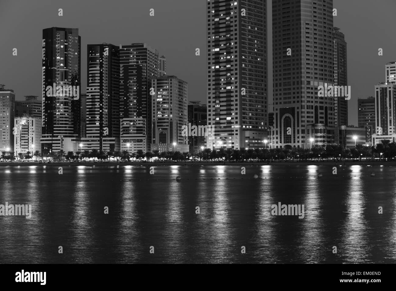 SHARJAH, ÉMIRATS ARABES UNIS - Novembre 01 : vue de la nuit de Sharjah, le Novembre 01, 2013. Sharjah est situé le long de la côte nord du Golfe Persique Banque D'Images
