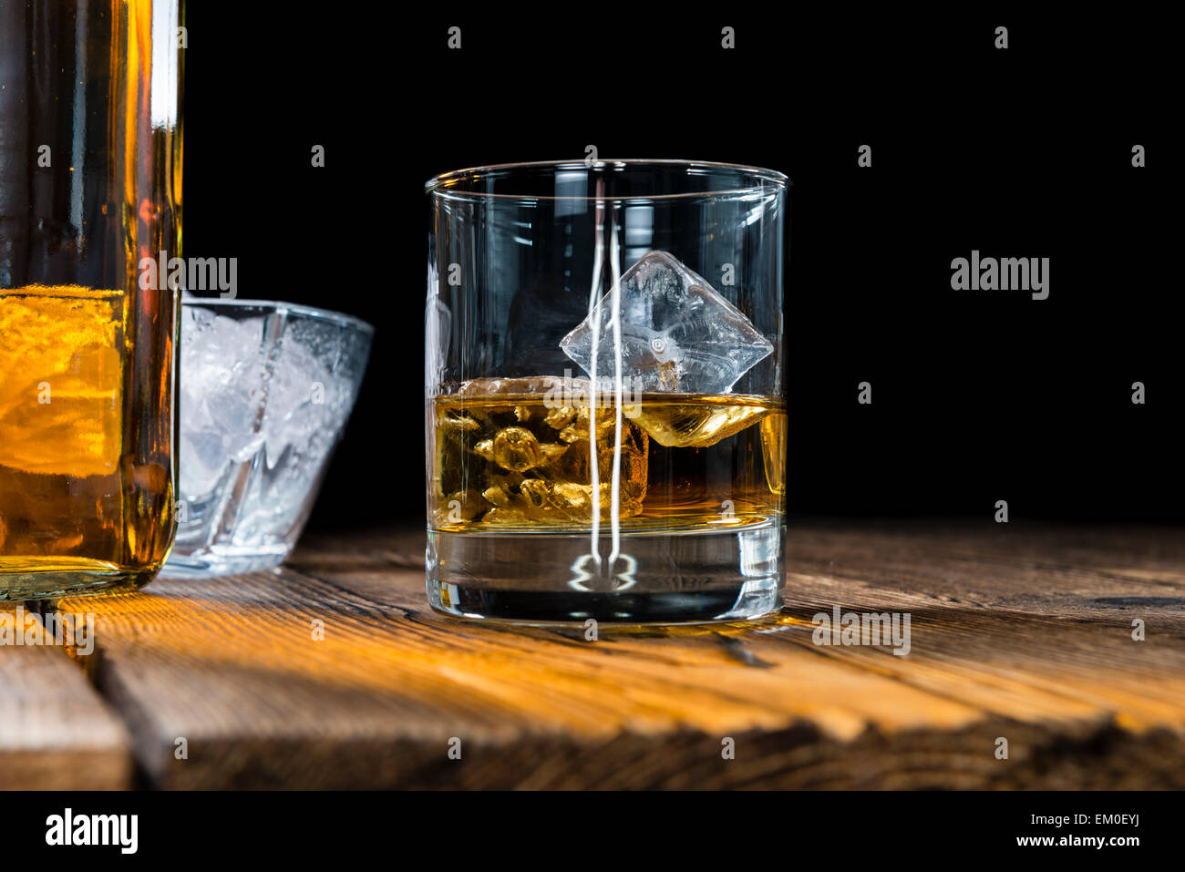 Single Malt Whisky avec des cubes de glace sur fond de bois Banque D'Images