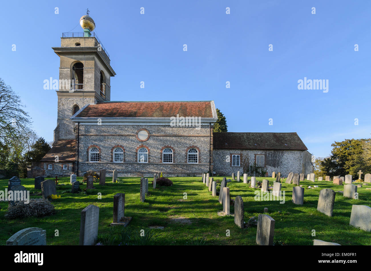 L'église de St Lawrence, West Wycombe. C'est célèbre Golden Ball a été répandu pour tenir des réunions de l'infâme Hellfire Club. Banque D'Images