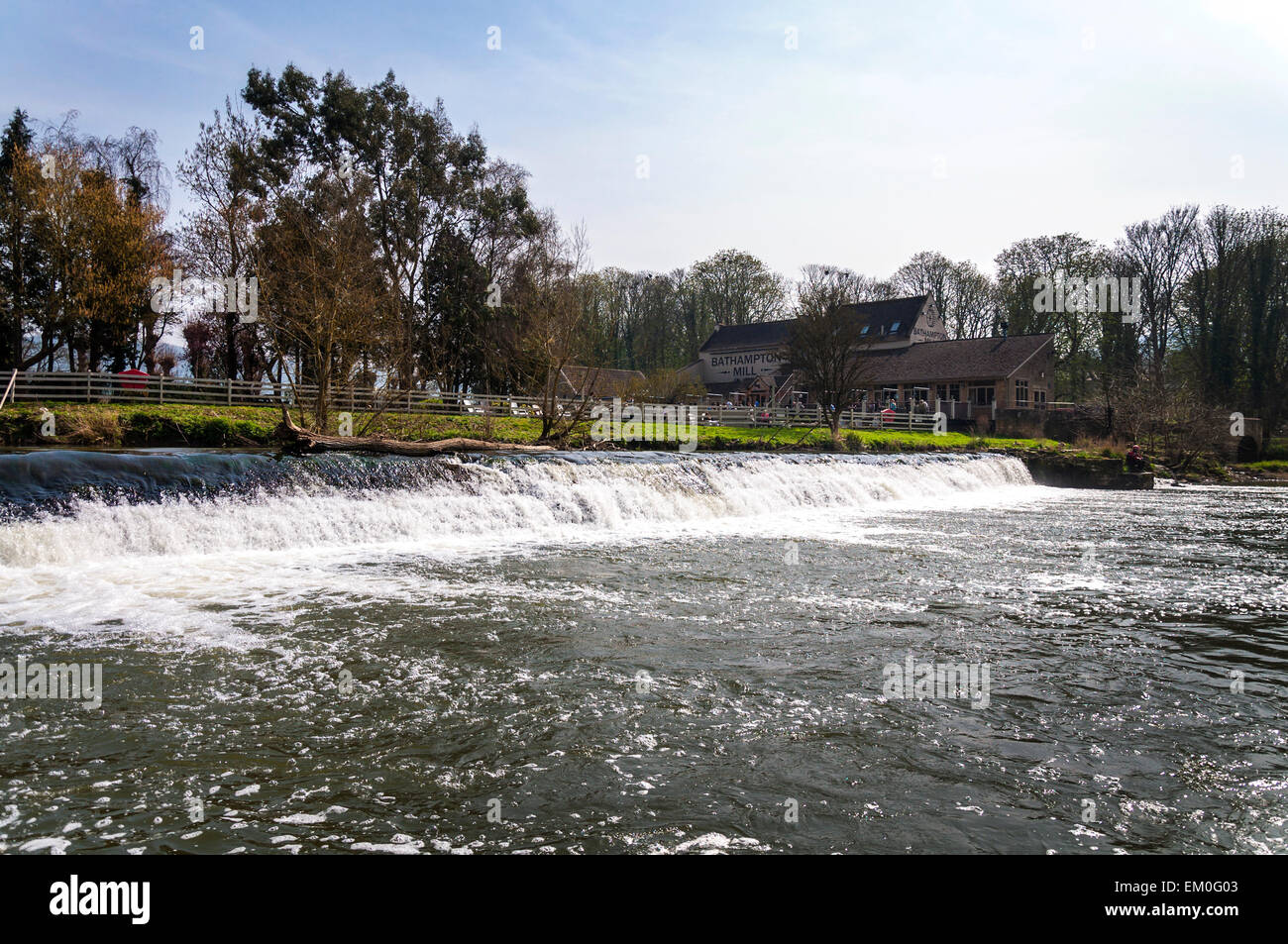 Bathampton Mill et weir sur la rivière Avon à Bathampton Banque D'Images