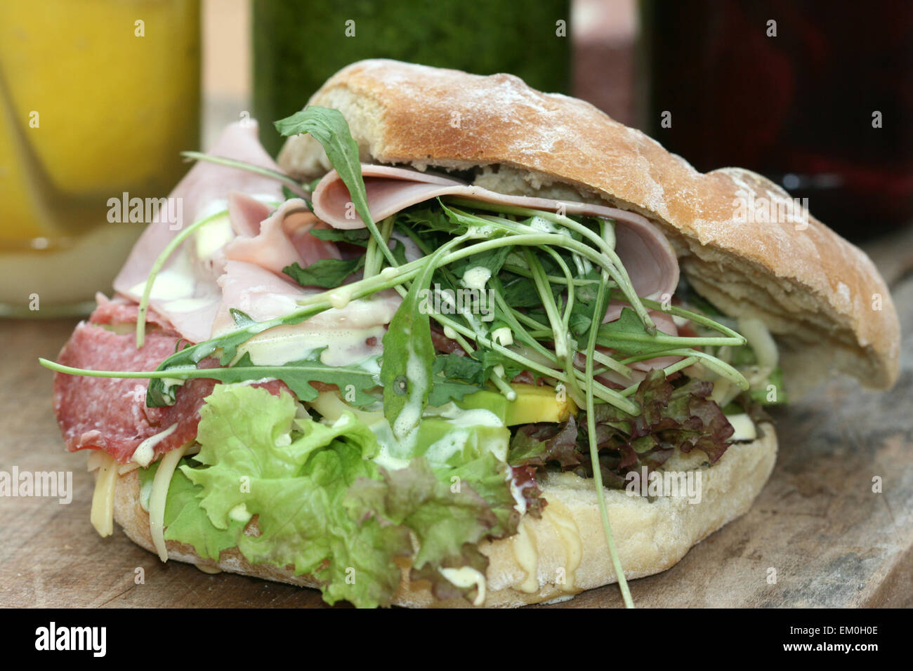 Jambon et salami sandwich sandwich dans un petit pain focaccia Banque D'Images
