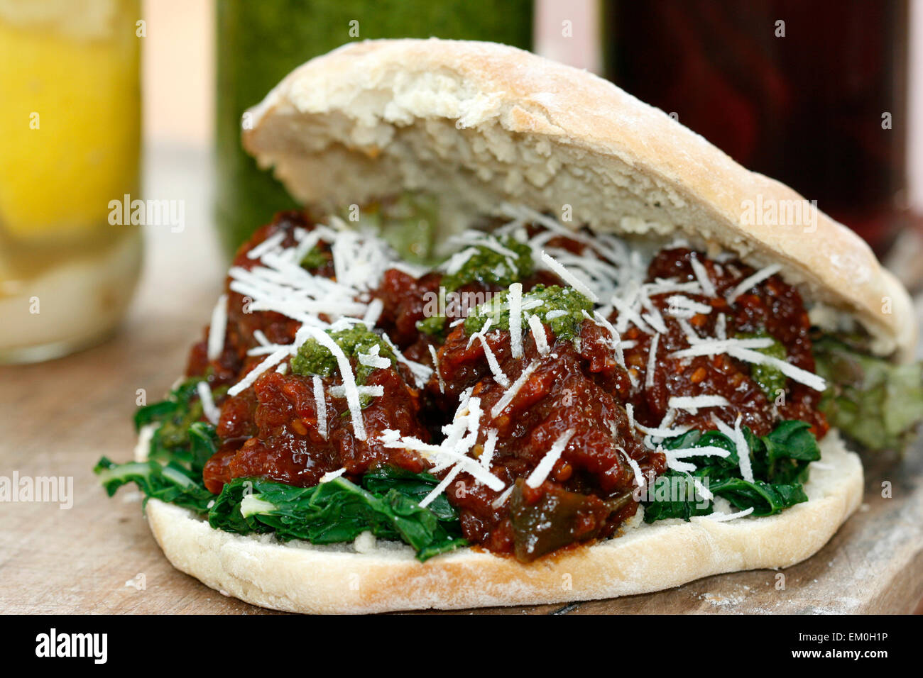 Meatball et sauce arabiatta sandwich dans un petit pain focaccia Banque D'Images
