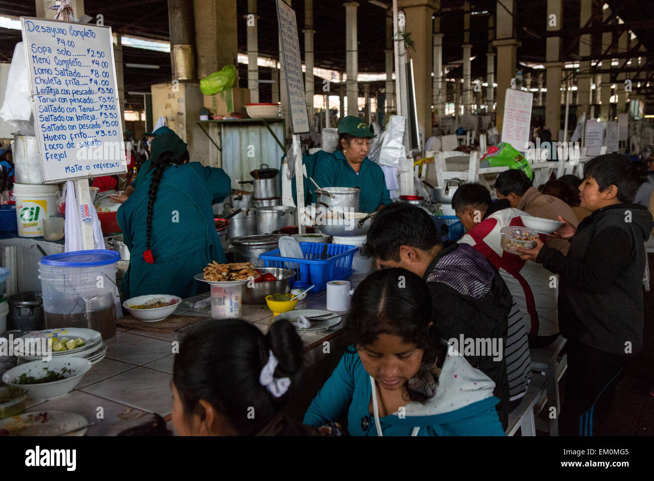 Pérou, Cusco, Marché de San Pedro. Les clients de manger dans la zone de restauration du marché. Banque D'Images