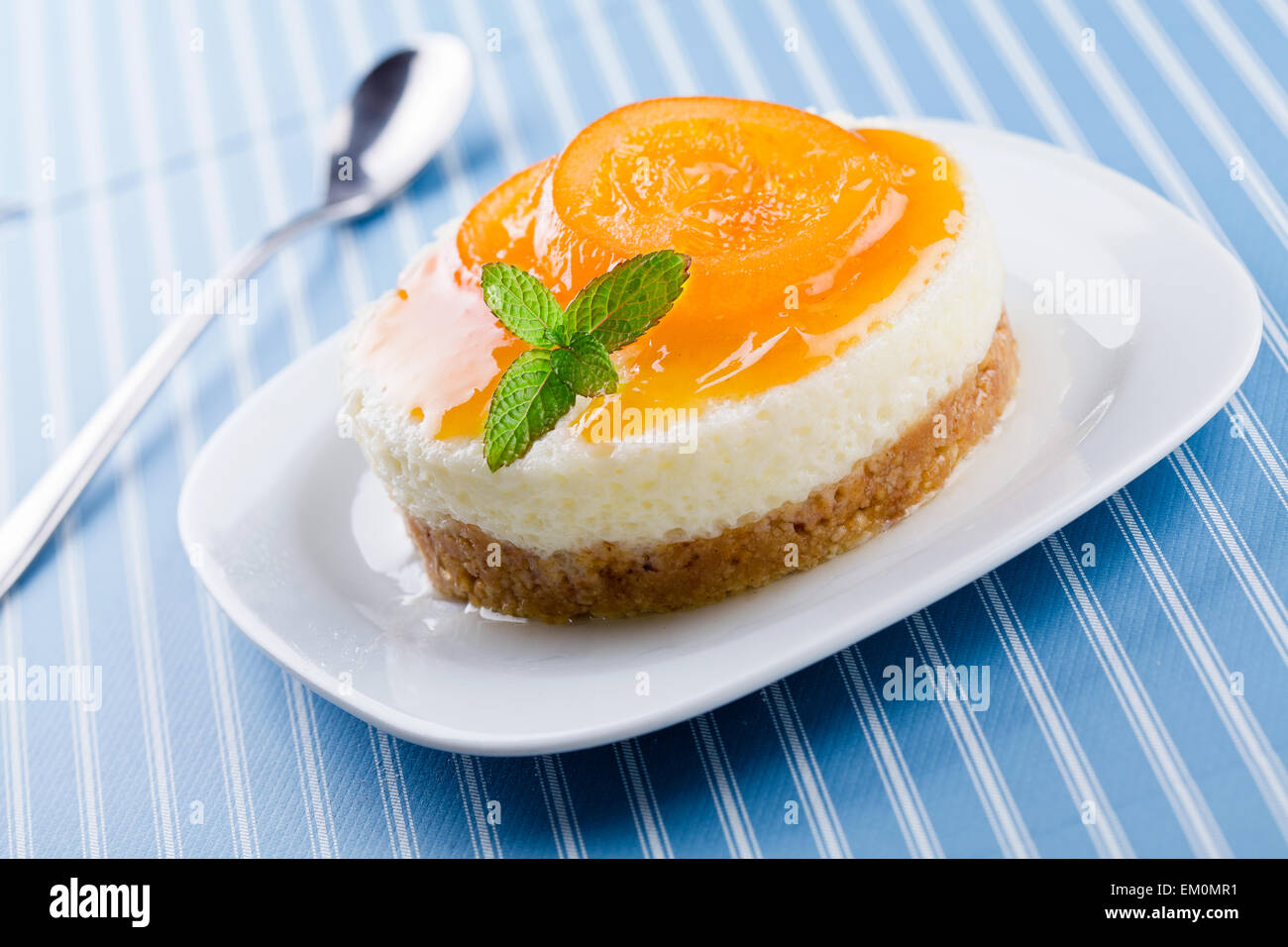 Close up d'un cheesecake à la vanille et d'orange Banque D'Images