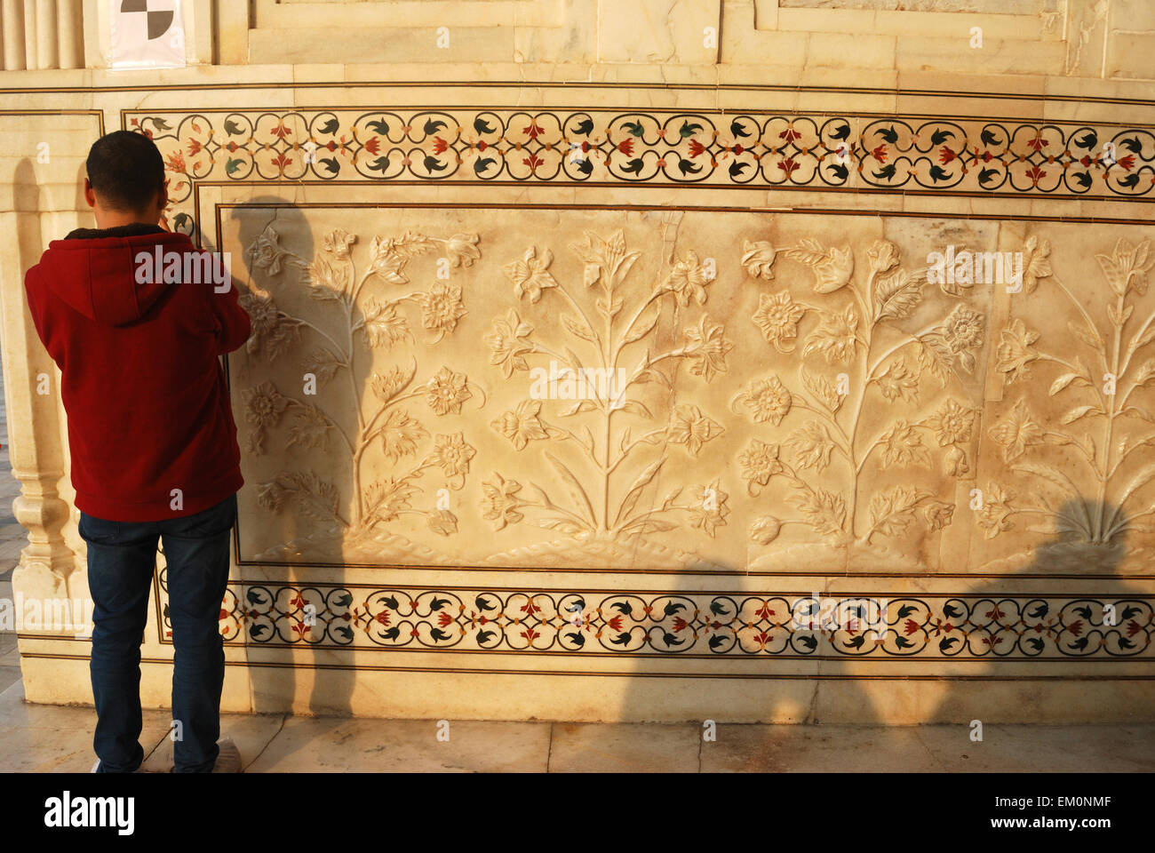 Prendre la photo touristique de sculpture en marbre à l'intérieur de Taj Mahal inde Banque D'Images
