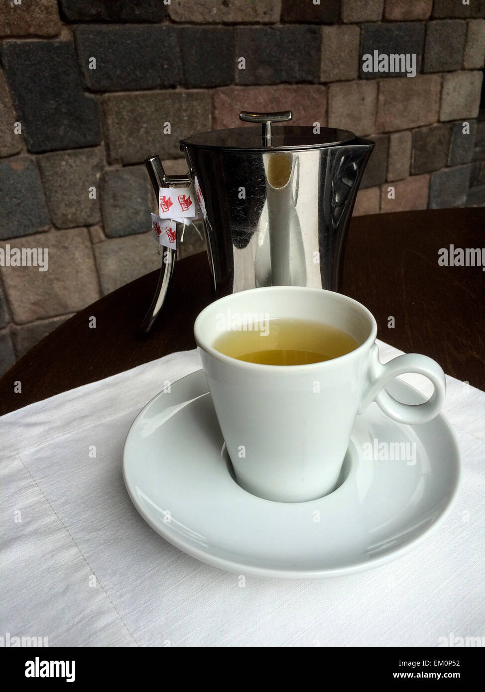 Le Pérou. Le thé de coca, dit d'atténuer les symptômes de la maladie de l'Altitude à Cuzco 11 000 pieds d'altitude. Pierre Inca en arrière-plan Banque D'Images Le Pérou. Le thé de coca, dit d'atténuer les symptômes de la maladie de l'Altitude à Cuzco 11 000 pieds d'altitude. Pierre Inca en arrière-plan Banque D'Images