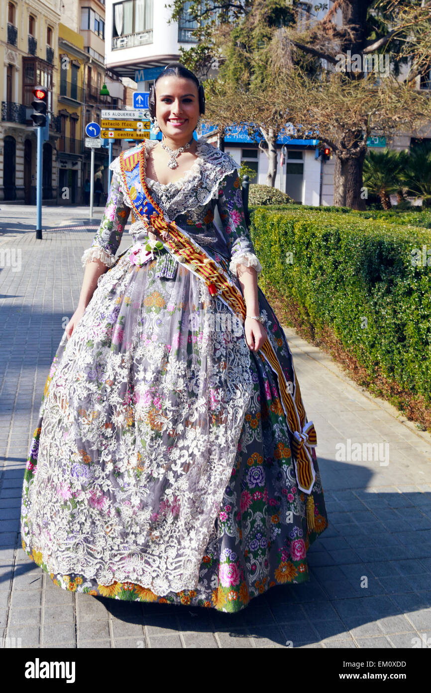 Jeune femme espagnole en costume traditionnelle de Valence Photo Stock -  Alamy