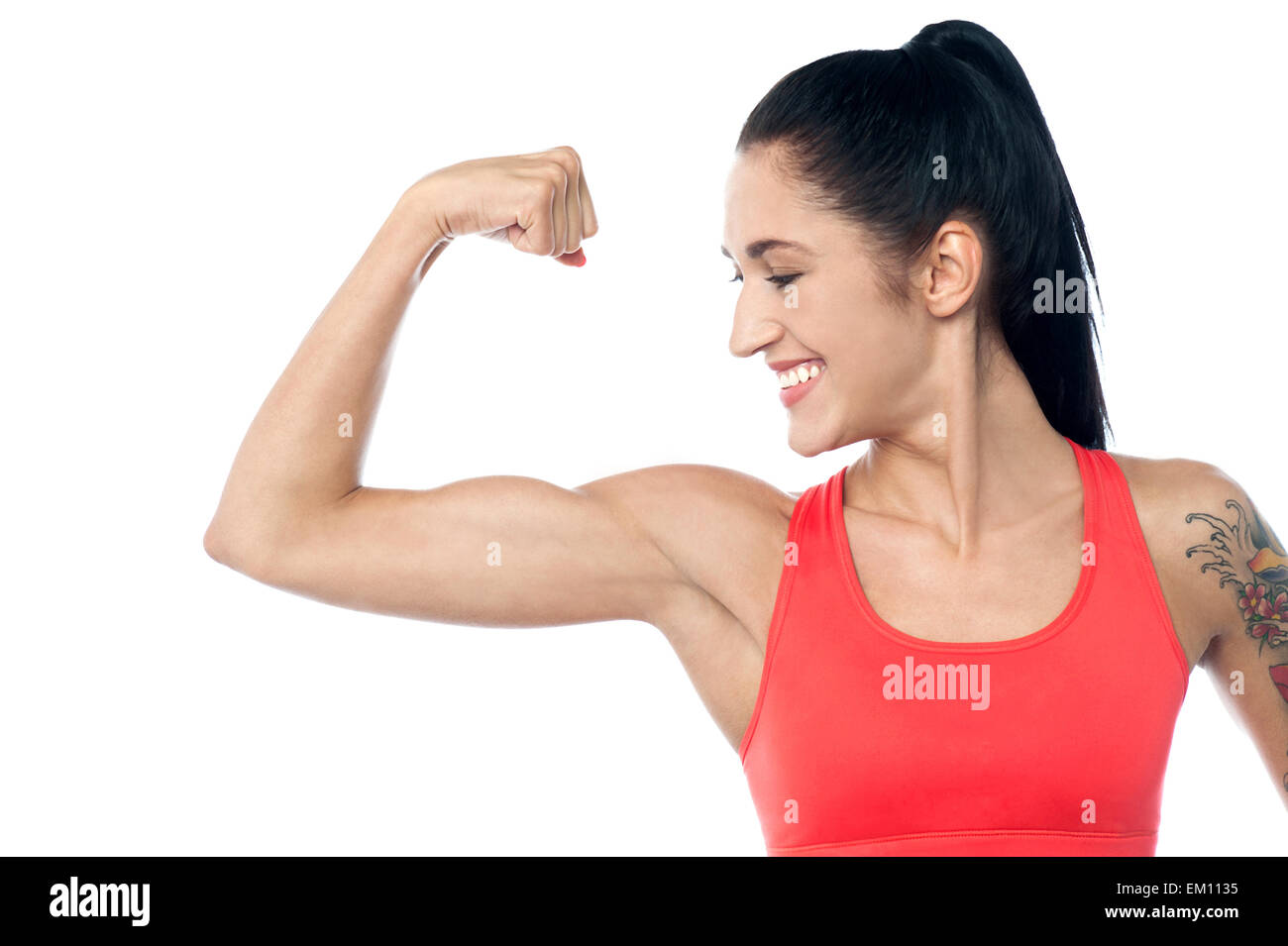 Female trainer montrant ses biceps Banque D'Images