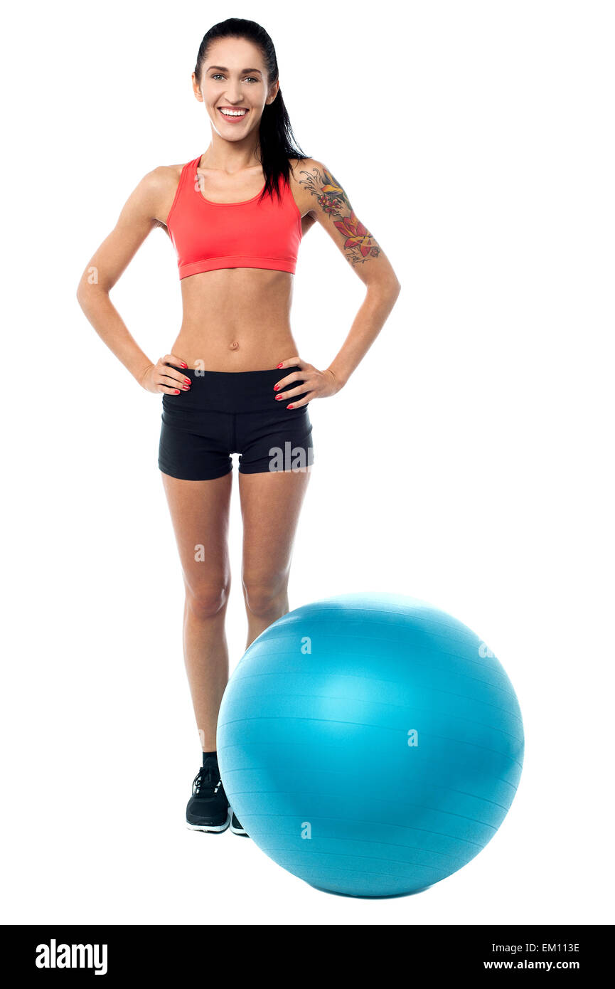 Jeune femme dans la salle de sport de l'usure avec boule d'exercice Banque D'Images