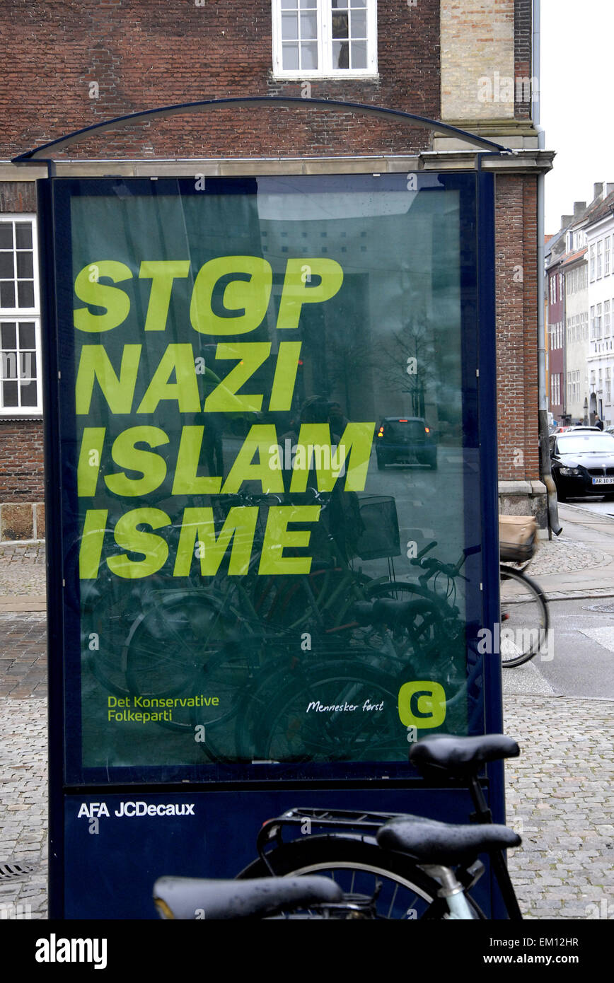 .Copenhague.Denamrk  15 avril 2015   les photographier et de se présenter et d'examiner les élections parti politique conservateur billboard arrêter l'islam nazi qui ciritcism isme prenant la chaleur au Danemark (photo de François-Joseph doyen/Deanpictures) Banque D'Images