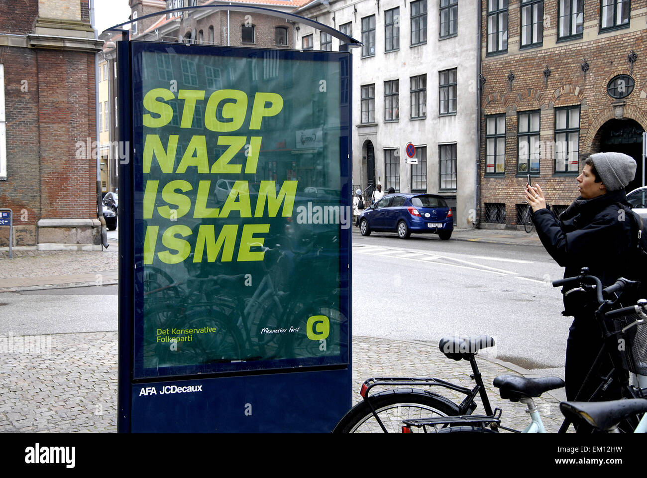 .Copenhague.Denamrk  15 avril 2015   les photographier et de se présenter et d'examiner les élections parti politique conservateur billboard arrêter l'islam nazi qui ciritcism isme prenant la chaleur au Danemark (photo de François-Joseph doyen/Deanpictures) Banque D'Images