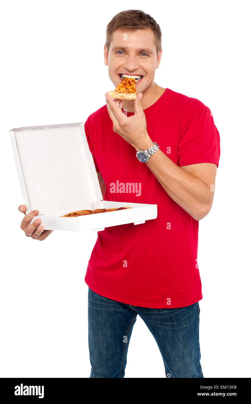 Jeune mec cool appréciant pizza Banque D'Images