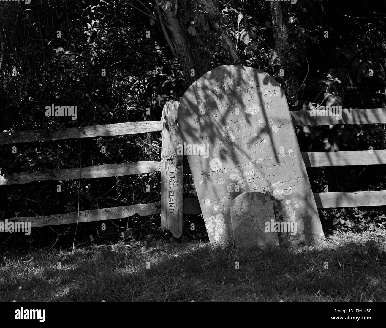Cimetière clôture à Cowfold Saxon préserve de coutumes, Sussex Weald de marques : les propriétaires fonciers de l'église paroissiale de chaque paie pour une section. Banque D'Images