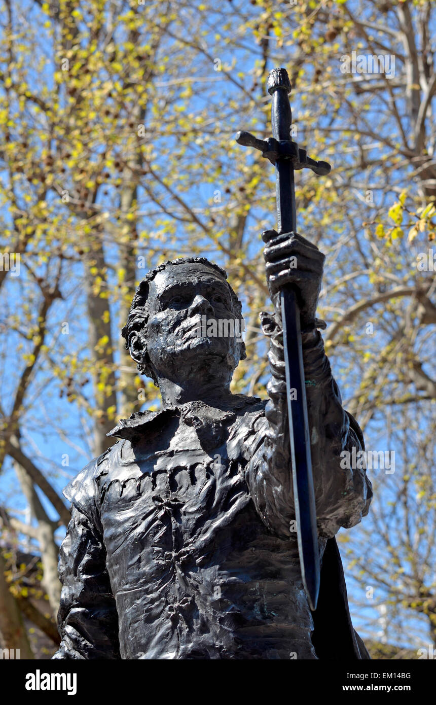 Londres, Angleterre, Royaume-Uni. Statue (par Angela Conner, 2007) de Lord Laurence Olivier dans le rôle de Hamlet, par le Théâtre National, donc Banque D'Images