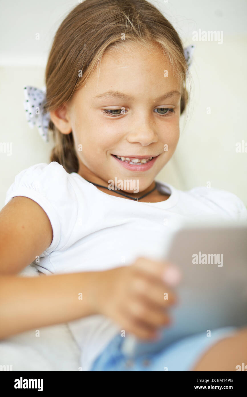 Enfant jouant sur tablet pc Banque D'Images