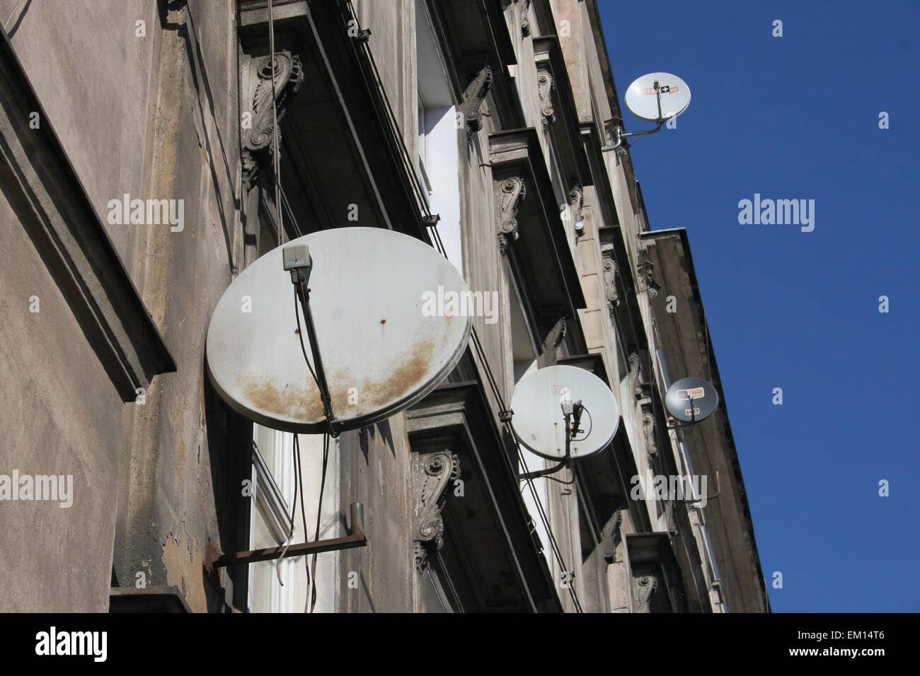 Des antennes paraboliques sur le logement en wrocklaw, Pologne. Banque D'Images