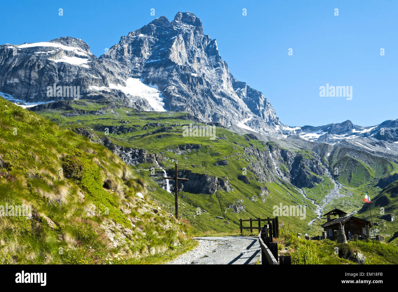 Paysage sur la montagne Cervino à partir du chemin près de la chapelle de alpines dans un beau jour d'été Banque D'Images