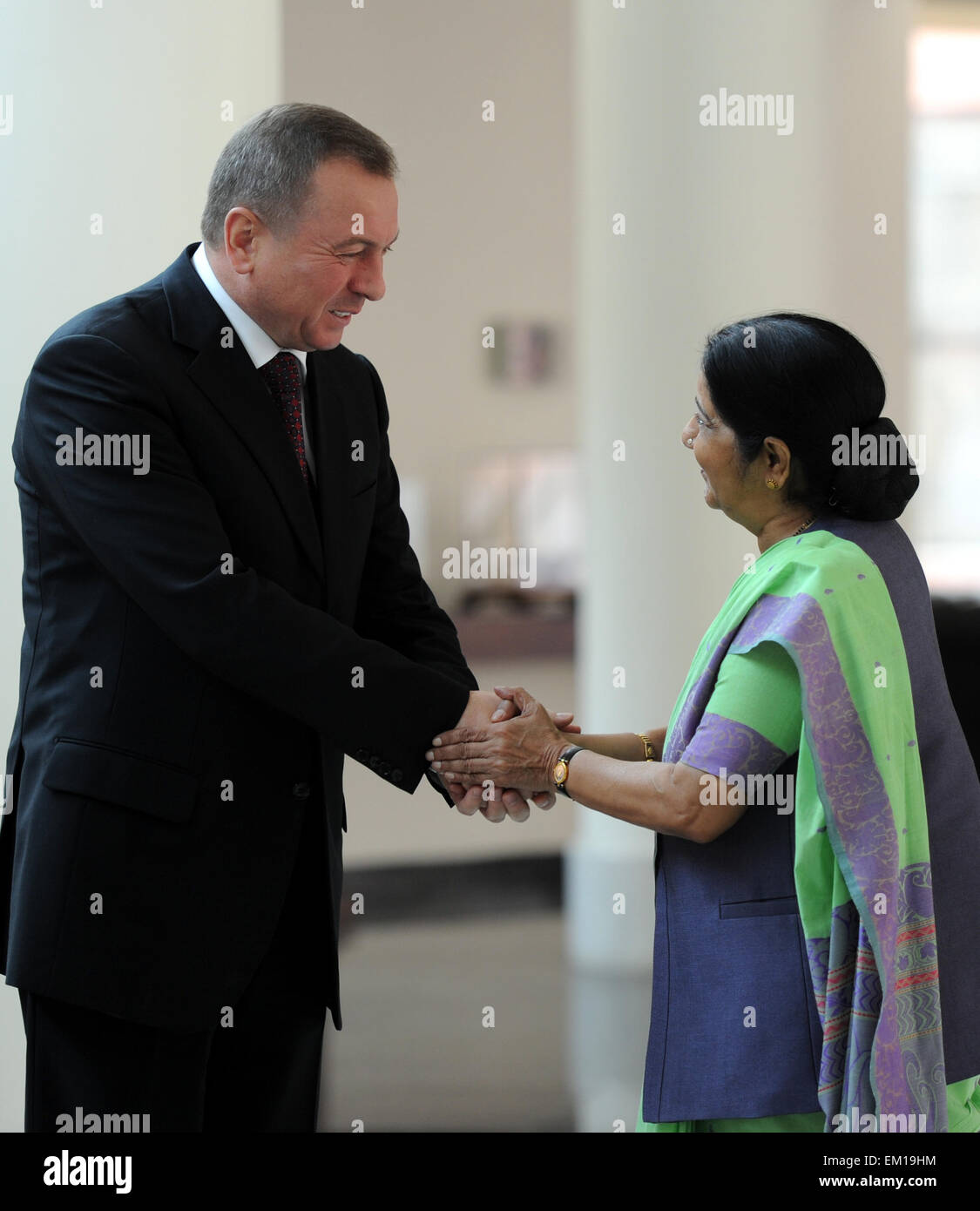 (150415) -- NEW DELHI, le 15 avril 2015 (Xinhua) -- Le ministre indien Sushma Swaraj (R) accueille son homologue biélorusse Vladimir Makei à Jawahar Bhavan à New Delhi, Inde, le 15 avril 2015. (Xinhua/Partha Sarkar) Banque D'Images