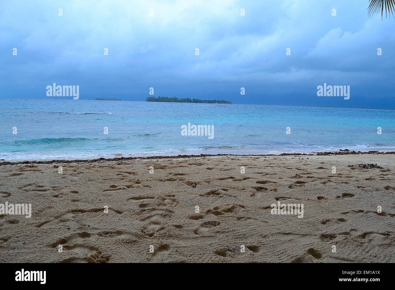 L'une des nombreuses îles de l'archipel de San Blas Banque D'Images
