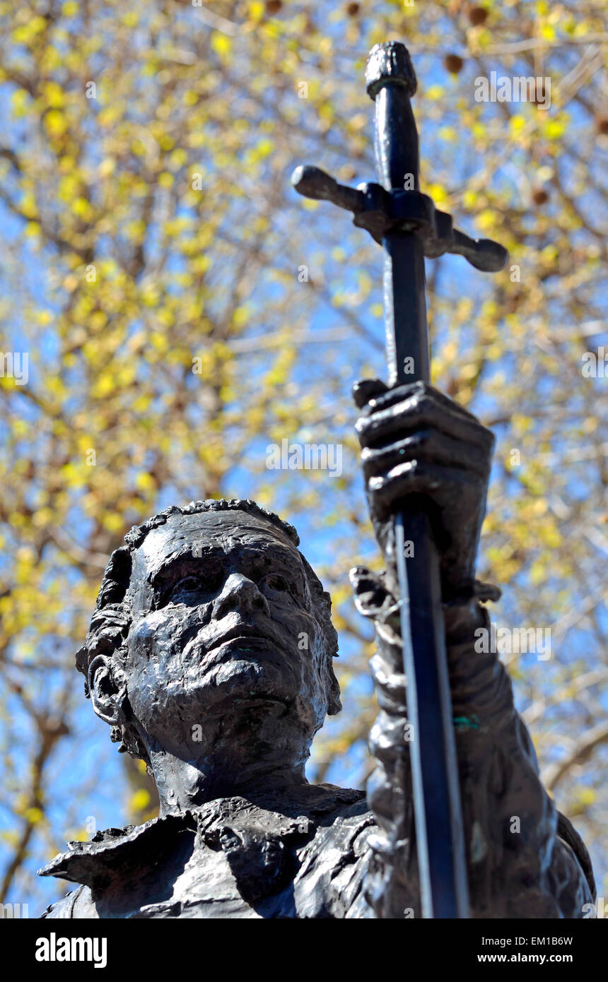 Londres, Angleterre, Royaume-Uni. Statue (par Angela Conner, 2007) de Lord Laurence Olivier dans le rôle de Hamlet, par le Théâtre National Banque D'Images