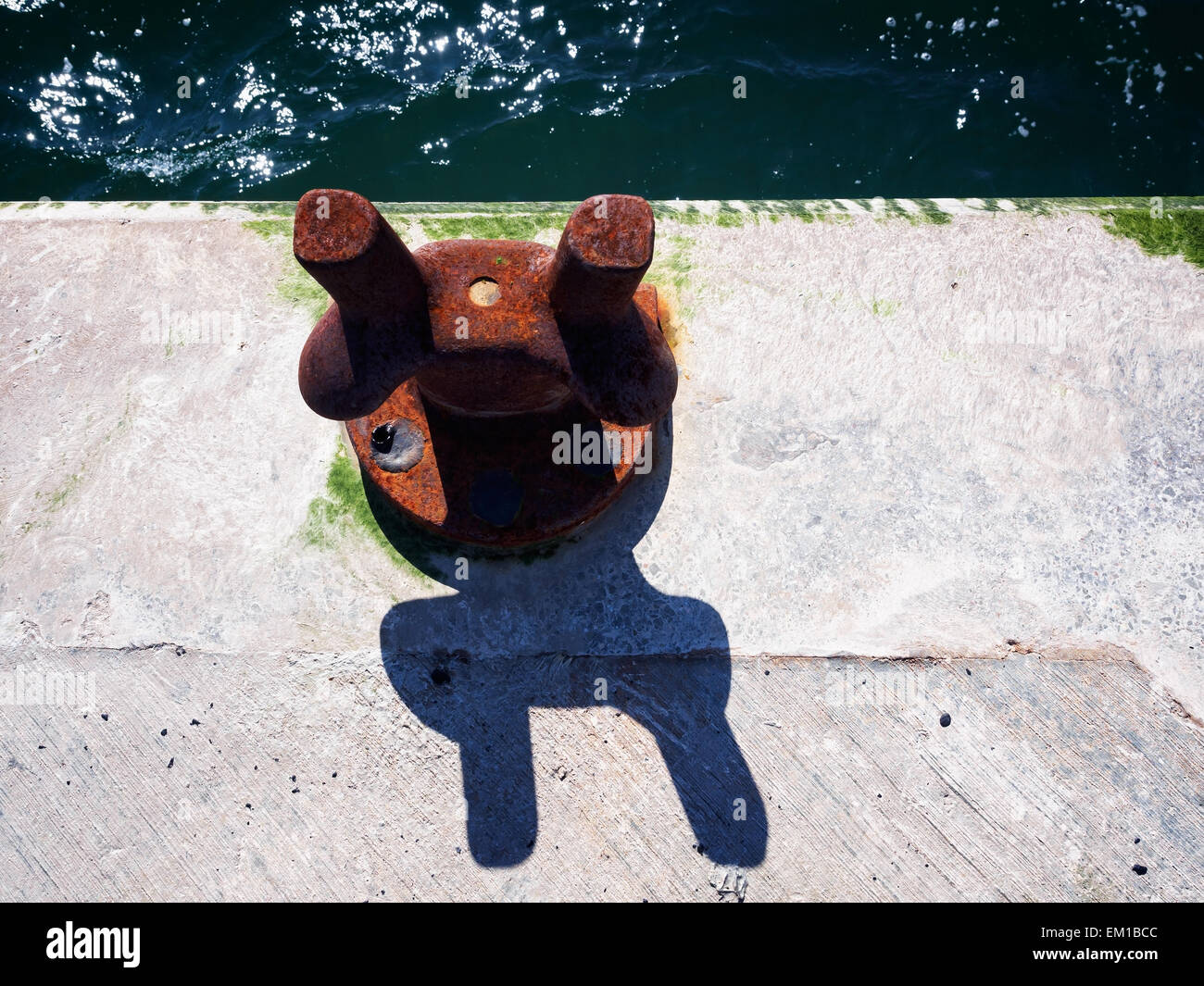 Un bollard rouillé sur un quai, utilisé pour l'amarrage des bateaux. Banque D'Images