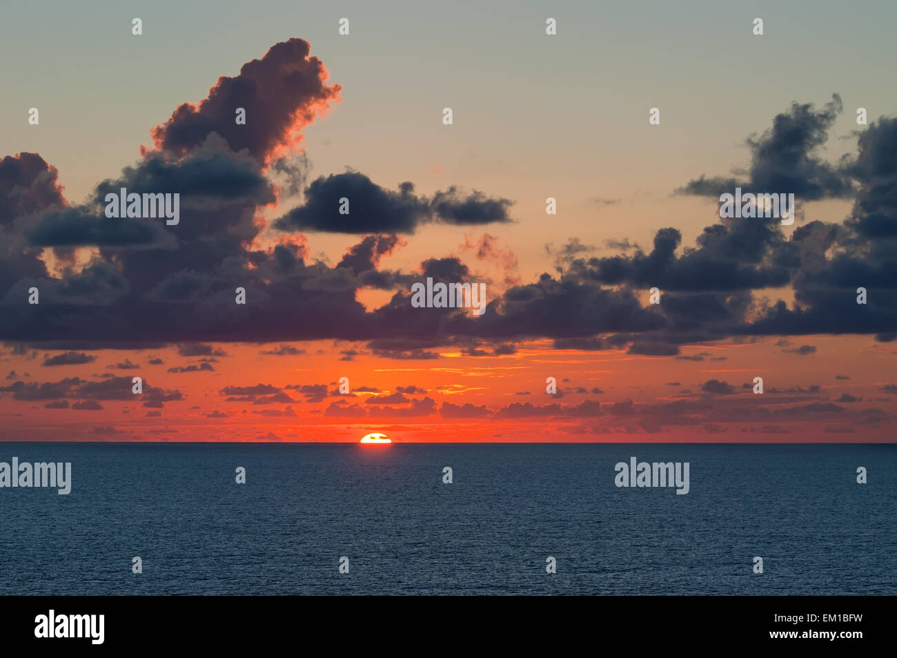 Bateau à coucher du soleil et nuages tragiques Banque D'Images