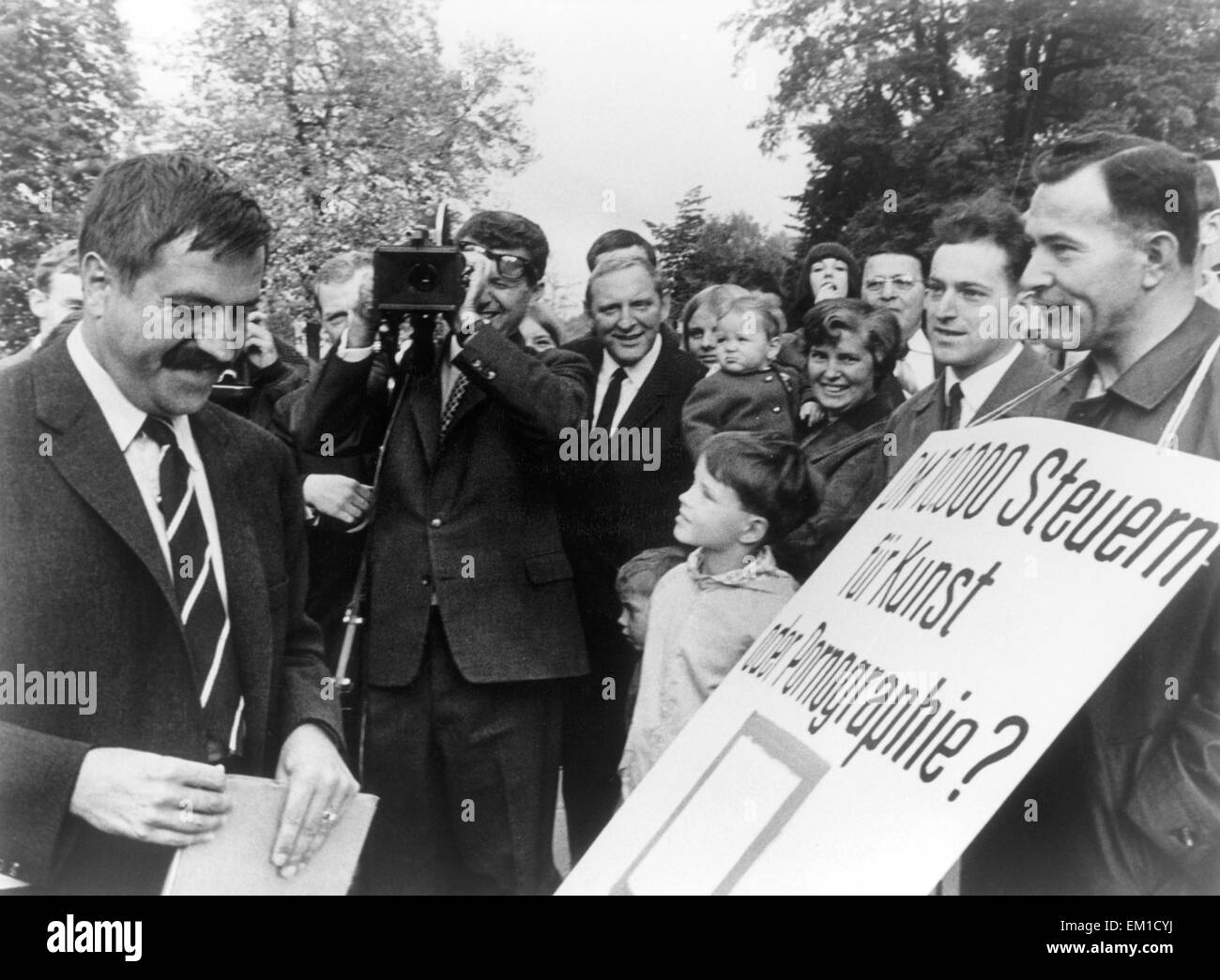 (Dossier) - Une archive photo, datée du 9 octobre 1965, montre l'auteur allemand Guenter Grass (l) face à des manifestants qui protestent contre l'auteur présumé de l'immoratlity in Grass' oeuvres littéraires de Darmstadt, Allemagne. Maison d'édition de Goettingen confirmé vécu le 13 avril 2015 la mort de Guenther l'herbe. Photo : Manfred Rehm/dpa Banque D'Images