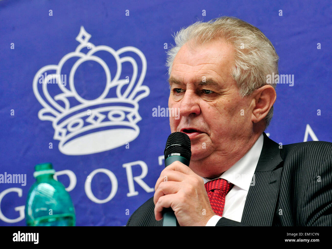 Le président tchèque Milos Zeman (photo) des visites de la direction générale de l'usine de porcelaine allemande dans Konig-Porzellan Dolni Rychnov, République tchèque, le 15 avril 2015. (CTK Photo/Slavomir Kubes) Banque D'Images