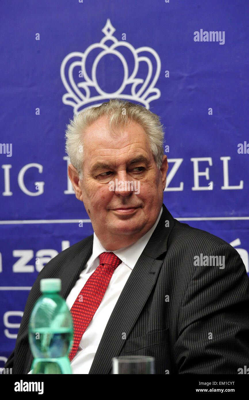 Le président tchèque Milos Zeman (photo) des visites de la direction générale de l'usine de porcelaine allemande dans Konig-Porzellan Dolni Rychnov, République tchèque, le 15 avril 2015. (CTK Photo/Slavomir Kubes) Banque D'Images