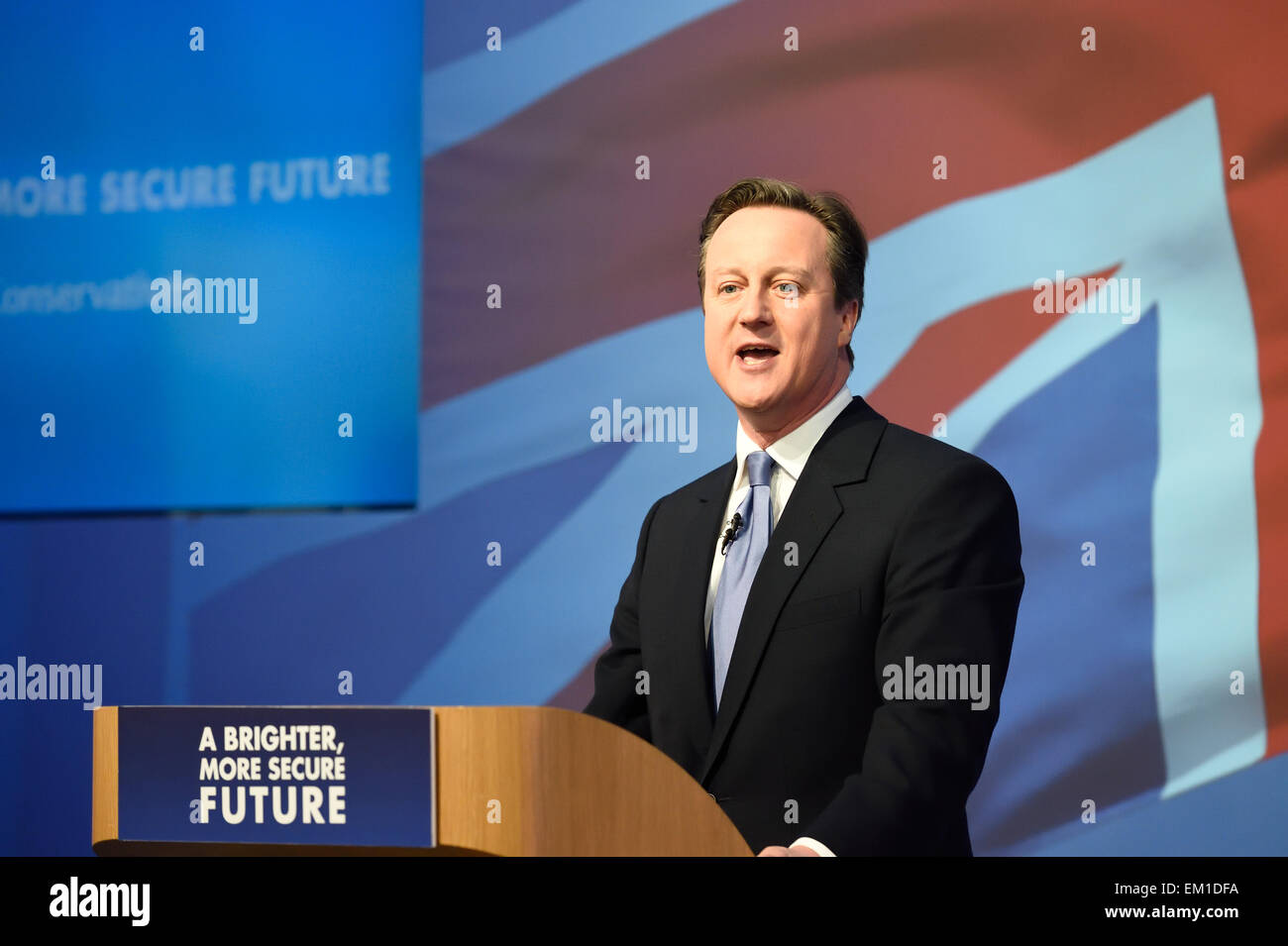 David Cameron sur scène lors de la présentation officielle du parti conservateur manifeste 2015 à Swindon, Wiltshire Banque D'Images