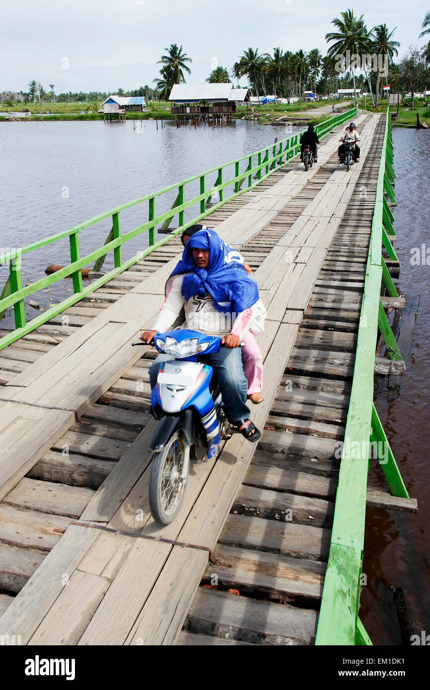 Moto traversant un pont provisoire en bois après le tsunami dans l'océan Indien en 2004, Sumatra, Indonésie Banque D'Images