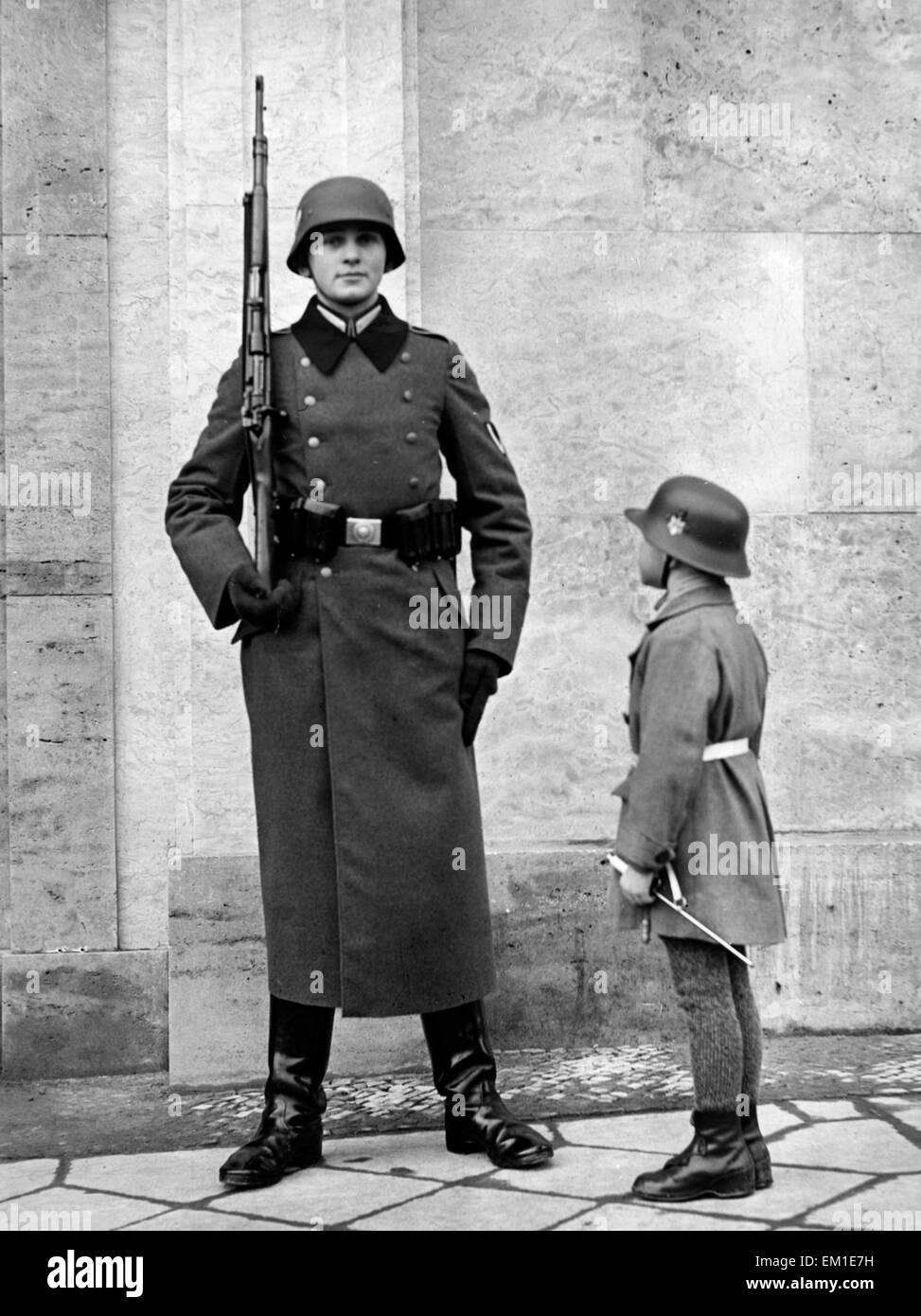 Soldat steht neben einem Type en uniforme. Banque D'Images