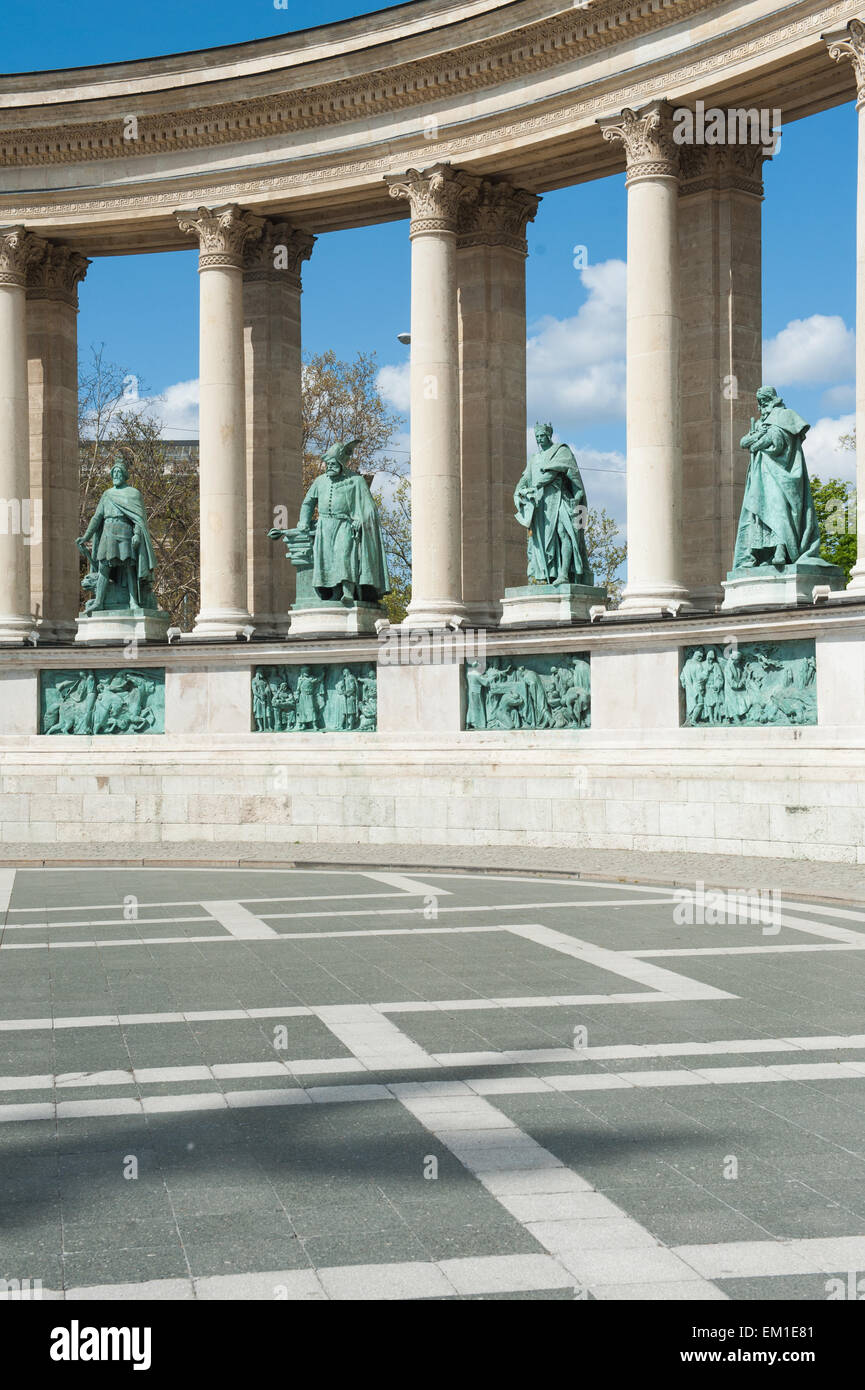 Hongrie, Budapest, les sept chefs de l'Hősök tere Magyars à Banque D'Images