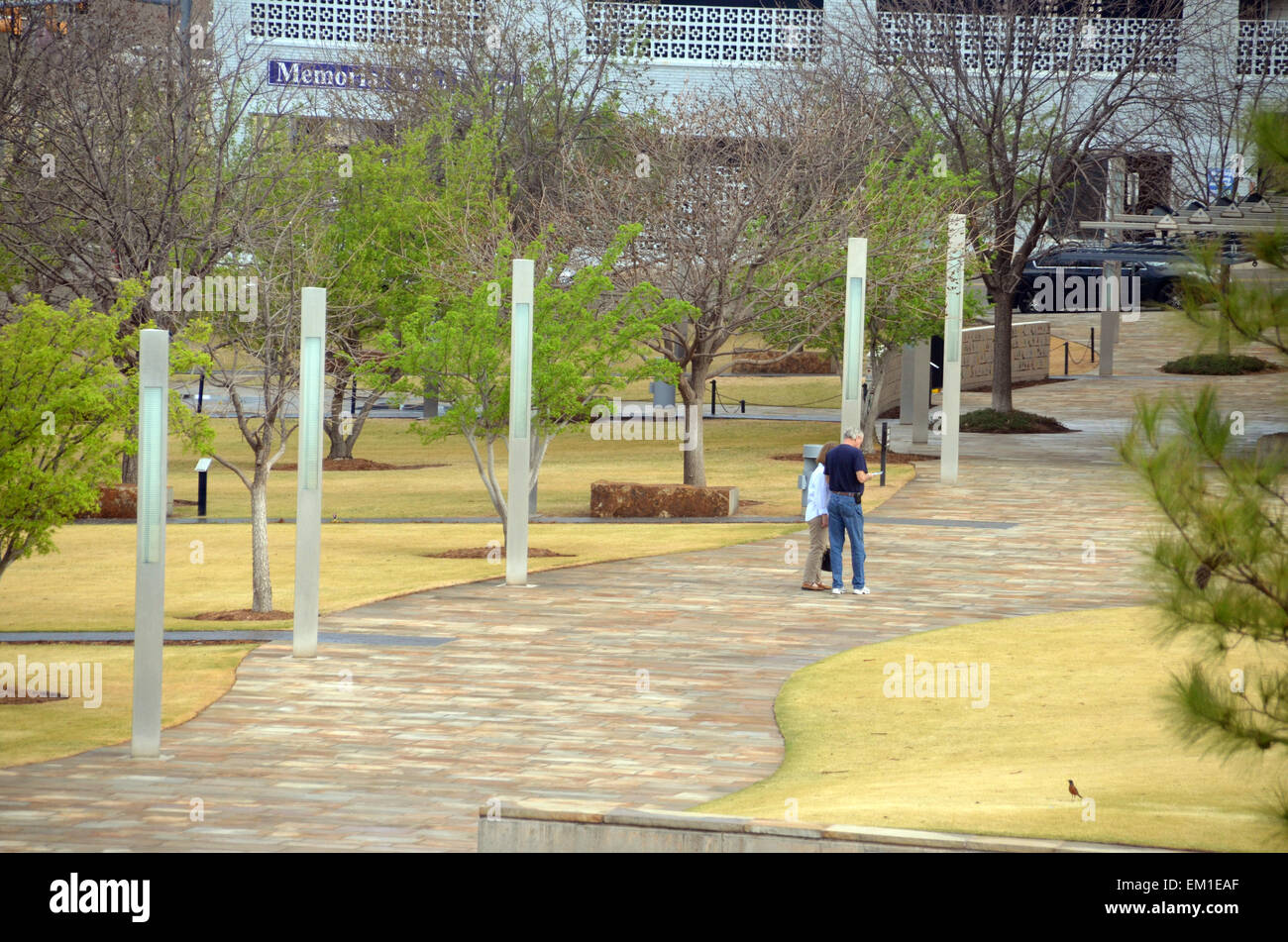 Un couple visite le site commémoratif pour la bombe d'Oklahoma City de Oklahoma City, États-Unis d'Amérique, 2 avril 2015. 168 personnes dont 19 enfants sont morts dans l'attentat à Oklahoma City il y a 20 ans le 19 avril 1995. Photo : Chris Melzer/dpa Banque D'Images