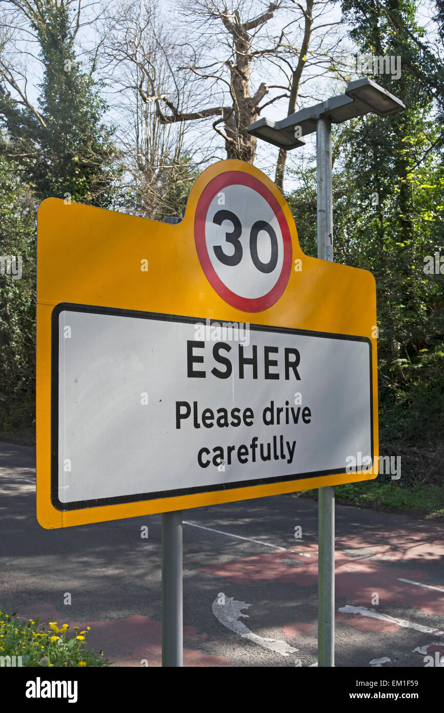 Veuillez conduire avec prudence esher road sign avec 30mph vitesse limite avis, ESHER, Surrey, Angleterre Banque D'Images