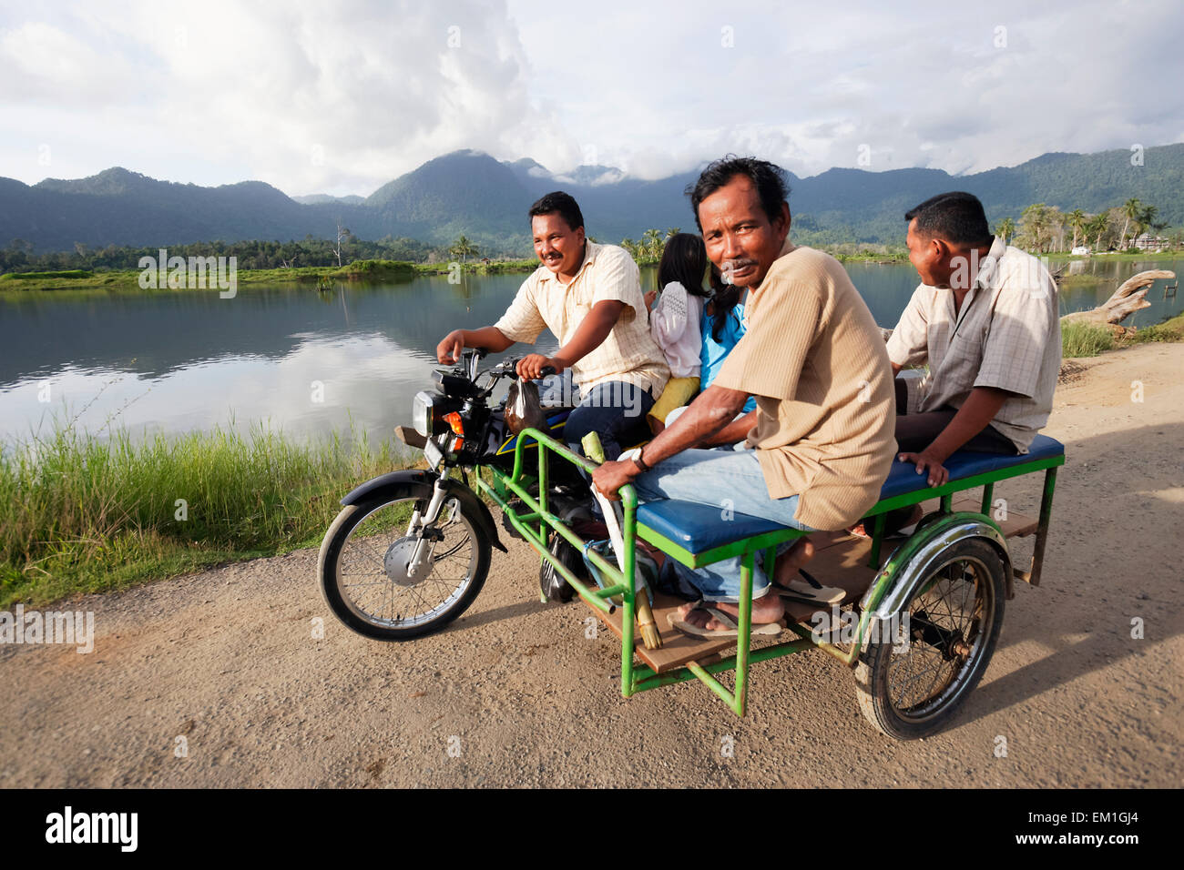 Une moto taxi tricycle, près de Lamno, après le tsunami dans l'océan Indien en décembre 2004 ; Lamno, Province d'Aceh, Sumatra, Indonésie Banque D'Images