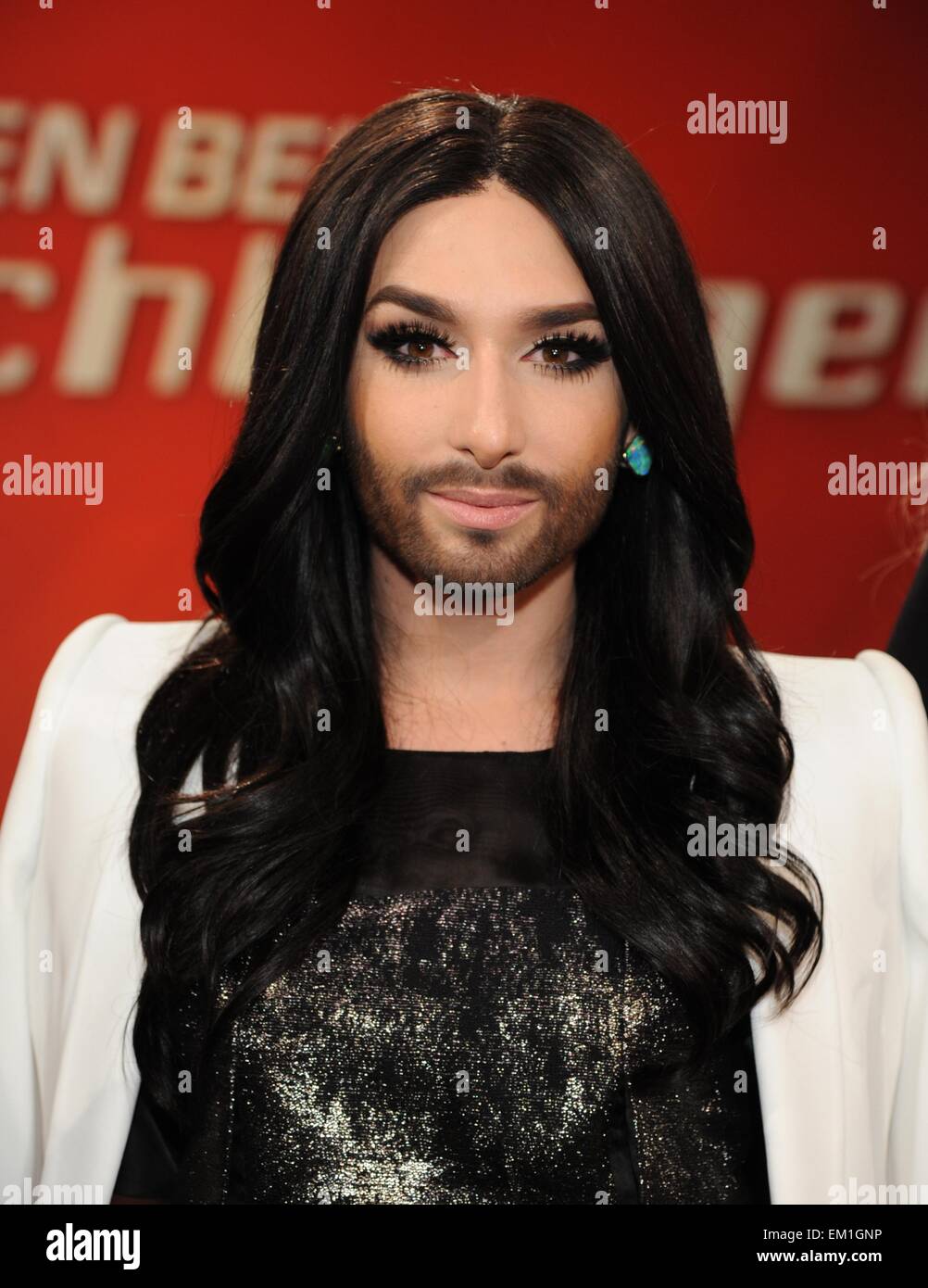 Cologne, Allemagne. Apr 15, 2015. Chanteur autrichien Conchita Wurst pose dans le réglage de l'ARD TV talk show 'Menschen bei Maischberger' (personnes à Maischberger) à Cologne, Allemagne, 15 avril 2015. Photo : HORST GALUSCHKA/dpa/Alamy Live News Banque D'Images