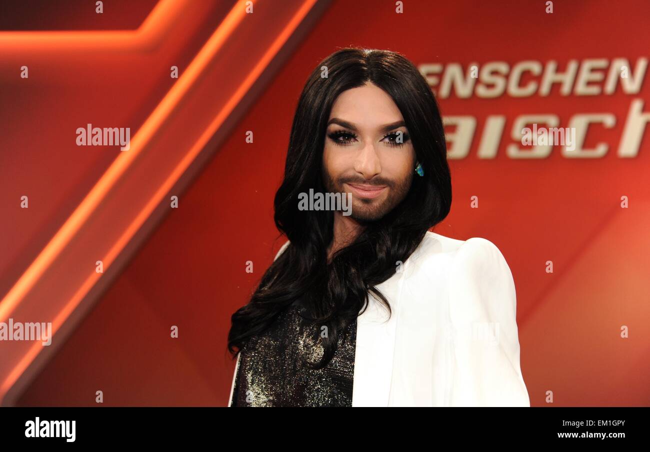 Cologne, Allemagne. 14 avr, 2015. Chanteur autrichien Conchita Wurst pose dans le réglage de l'ARD TV talk show 'Menschen bei Maischberger' (personnes à Maischberger) à Cologne, Allemagne, 14 avril 2015. Photo : HORST GALUSCHKA/dpa/Alamy Live News Banque D'Images
