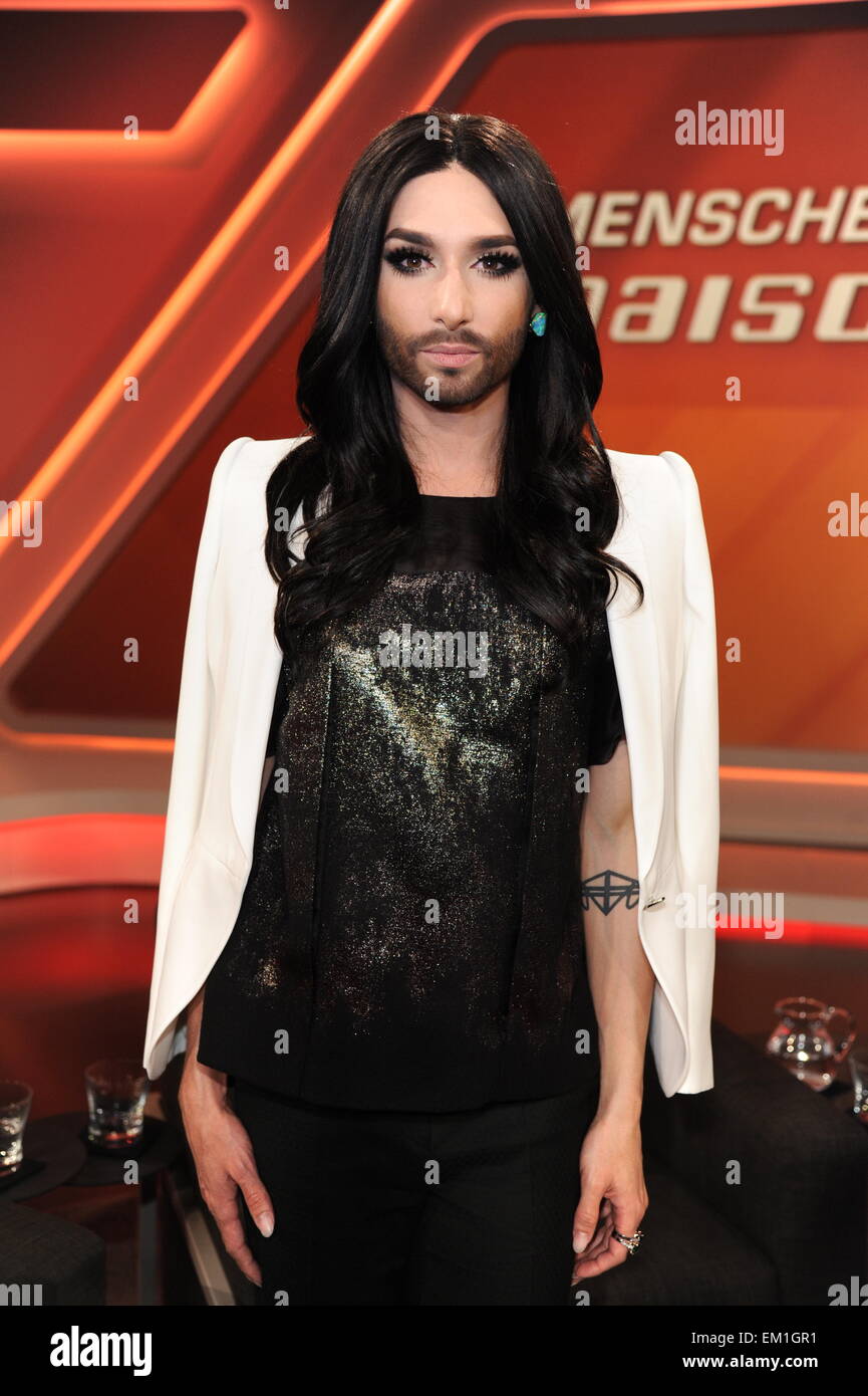 Cologne, Allemagne. 14 avr, 2015. Chanteur autrichien Conchita Wurst pose dans le réglage de l'ARD TV talk show 'Menschen bei Maischberger' (personnes à Maischberger) à Cologne, Allemagne, 14 avril 2015. Photo : HORST GALUSCHKA/dpa/Alamy Live News Banque D'Images