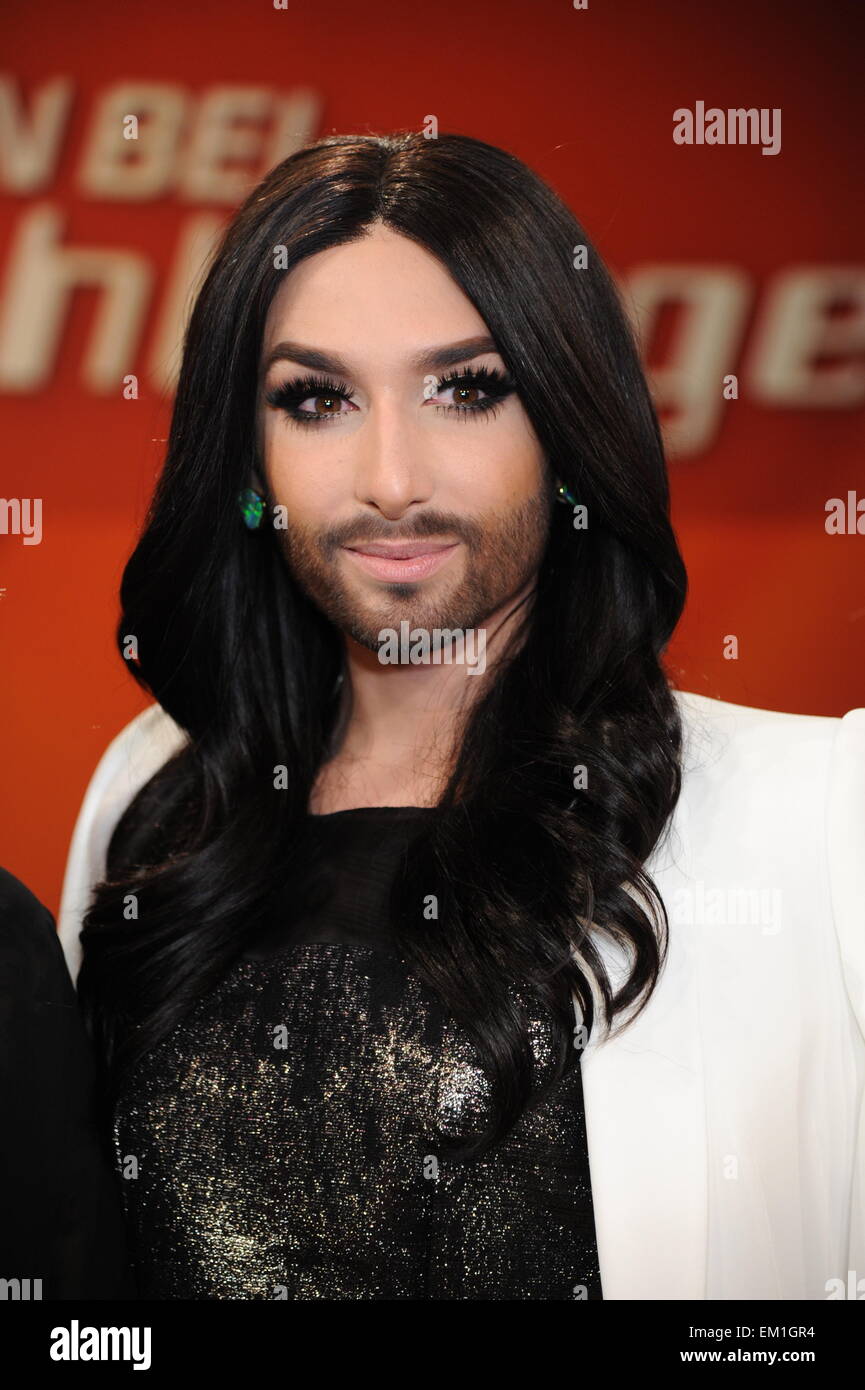 Cologne, Allemagne. 14 avr, 2015. Chanteur autrichien Conchita Wurst pose dans le réglage de l'ARD TV talk show 'Menschen bei Maischberger' (personnes à Maischberger) à Cologne, Allemagne, 14 avril 2015. Photo : HORST GALUSCHKA/dpa/Alamy Live News Banque D'Images